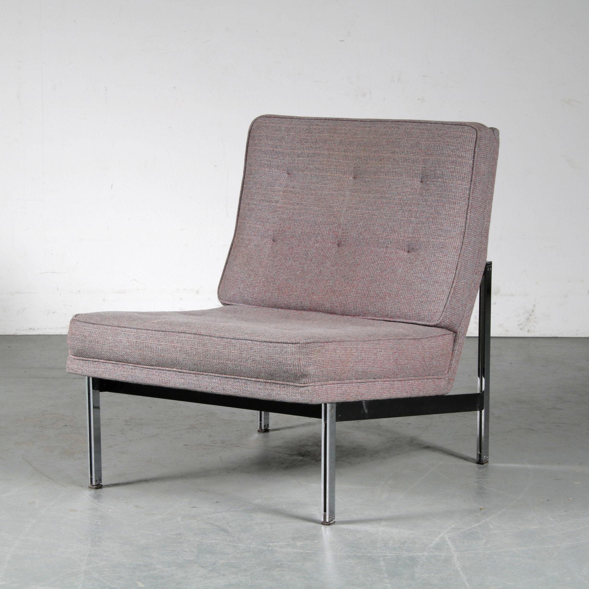 A beautiful lounge chair from the Parallel Bar series, designed by Florence Knoll and manufactured by Knoll International in the United States around 1960.

The piece has a very nice chrome plated metal base with black metal support bars. The seat