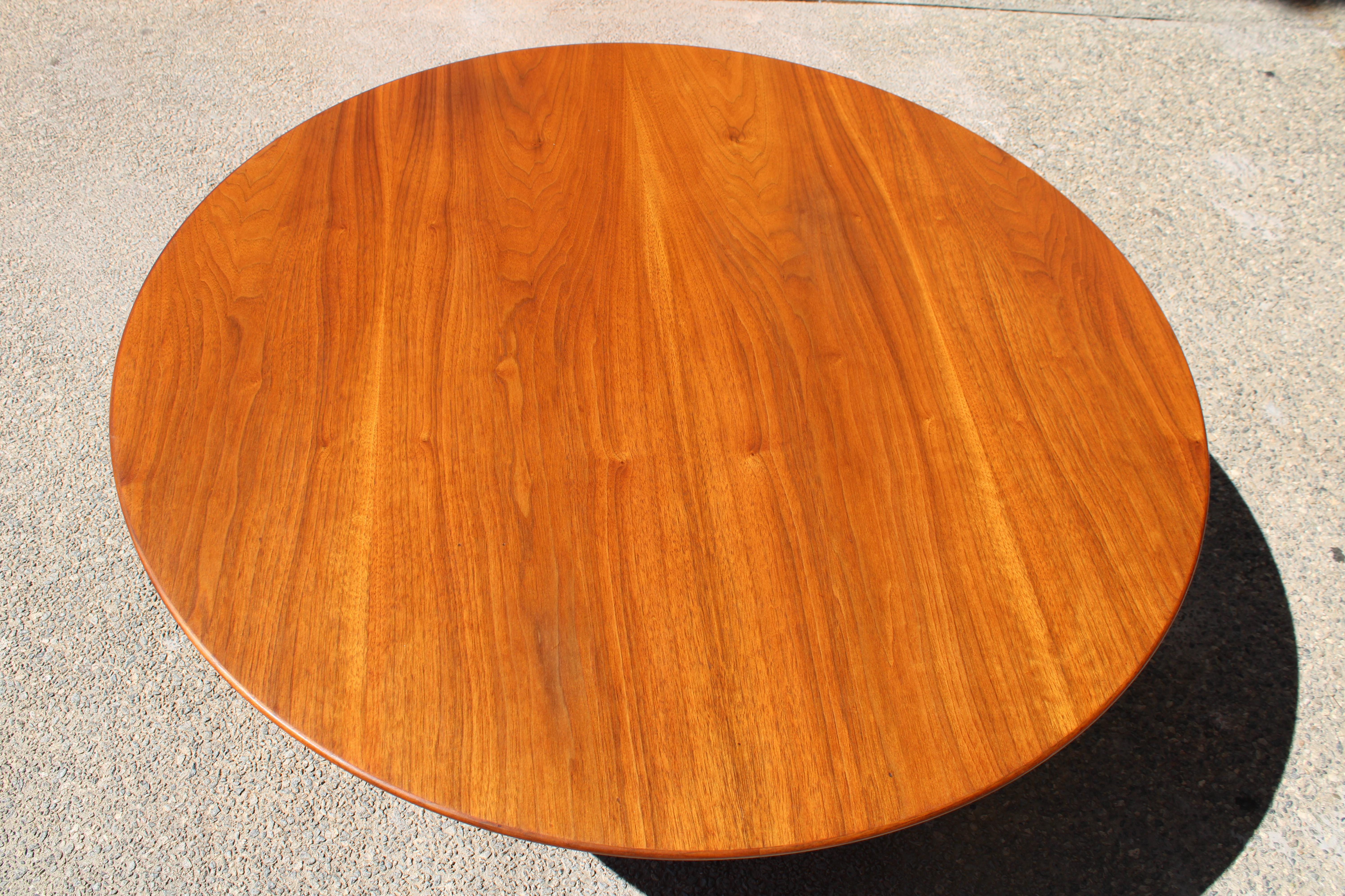 Parallel Bar Walnut Coffee Table by Florence Knoll for Knoll In Good Condition For Sale In Palm Springs, CA