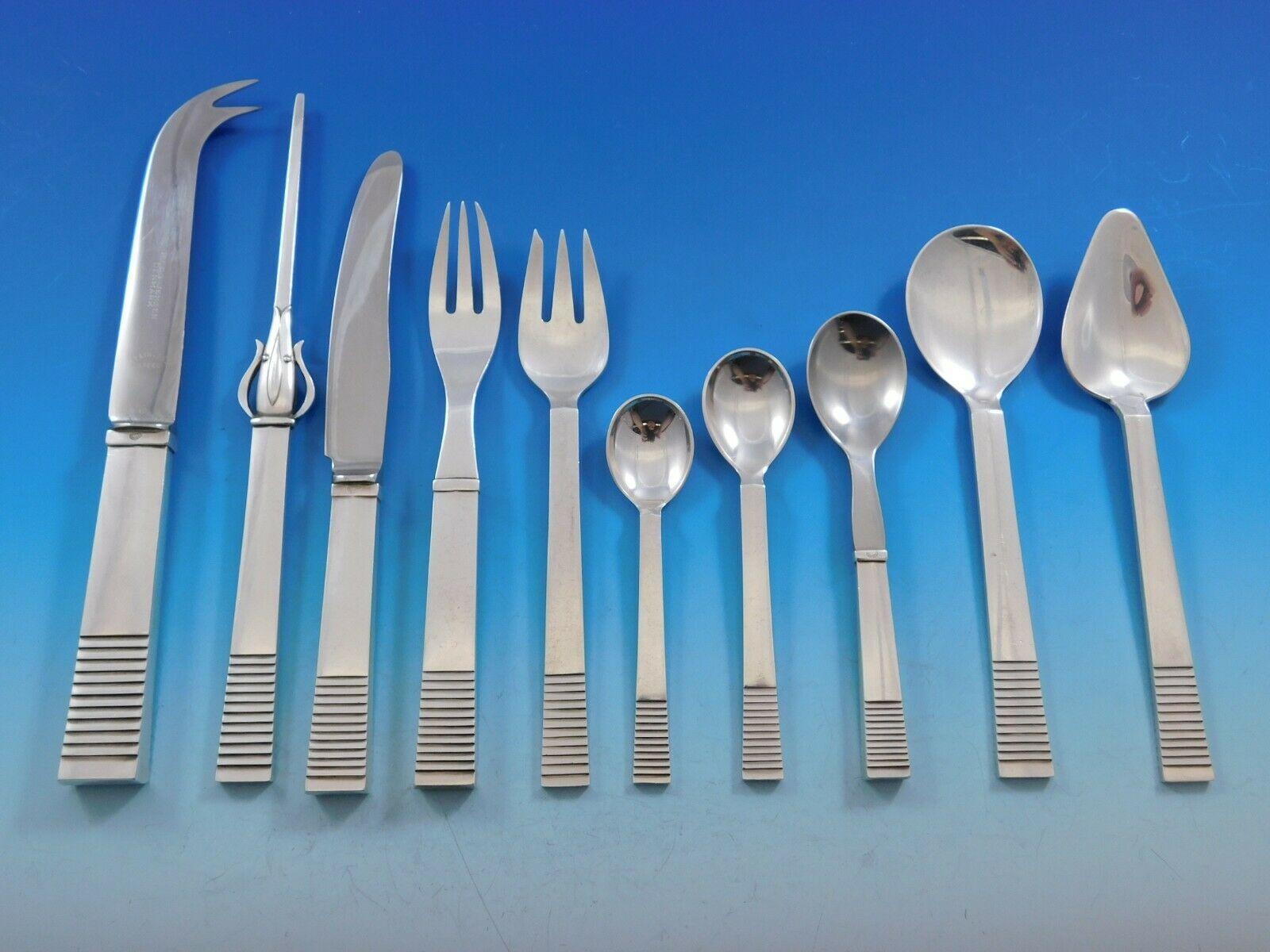 Incredible dinner size parallel by Georg Jensen sterling silver flatware set, 401 pieces. This set includes:


24 dinner size knives with long handles, 8 1/2