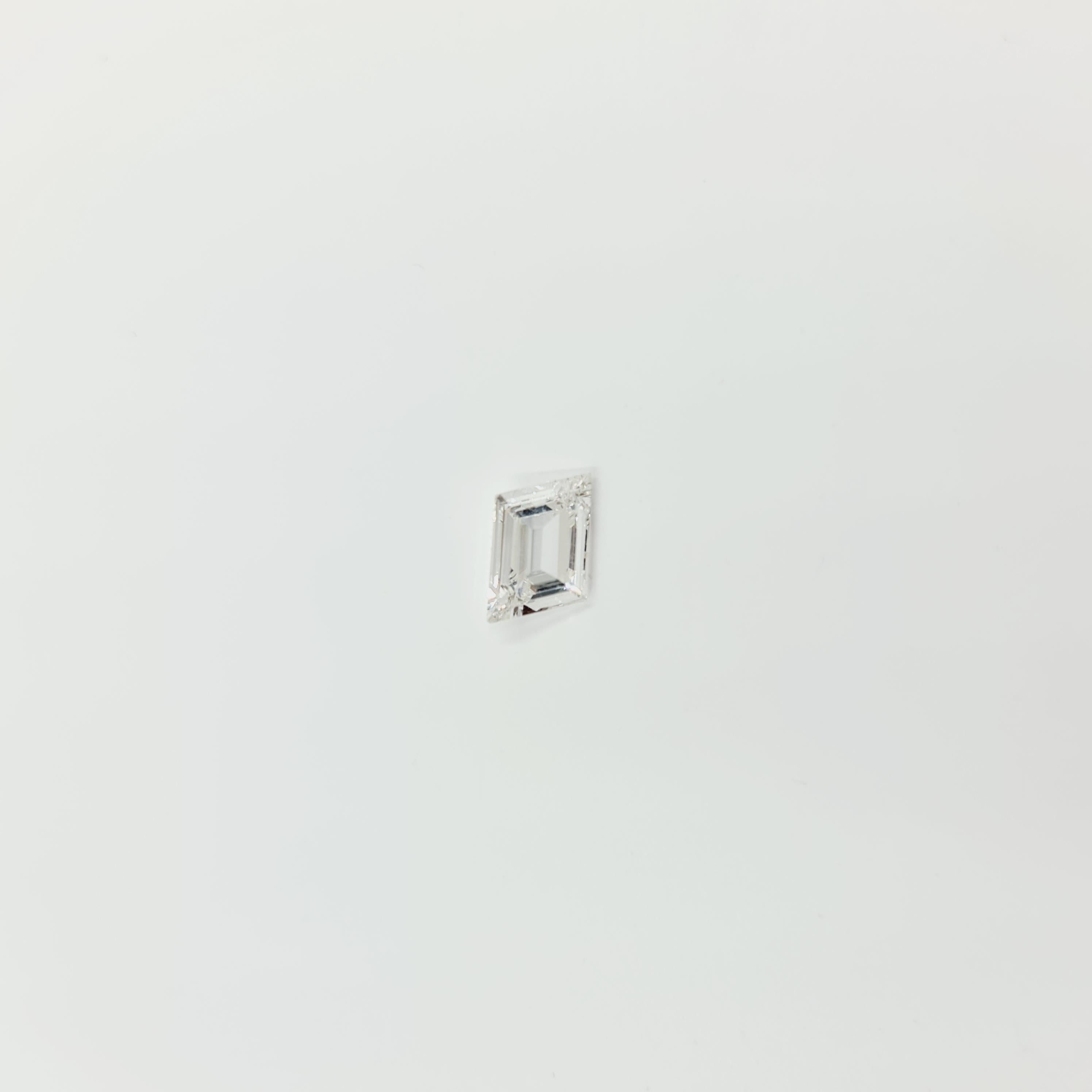 Modern Parallelogram Cut Diamond 0.60 G/IF Solitaire Ring 750 Gold in 4 Prong Setting For Sale