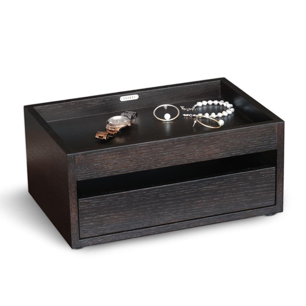 El joyero PARAMARIBO de roble macizo hecho a mano es una pieza atemporal que aúna elegancia y funcionalidad en un diseño cuidadosamente elaborado. Fabricada con madera de roble maciza, sus paneles laterales y su base de MDF chapada en roble