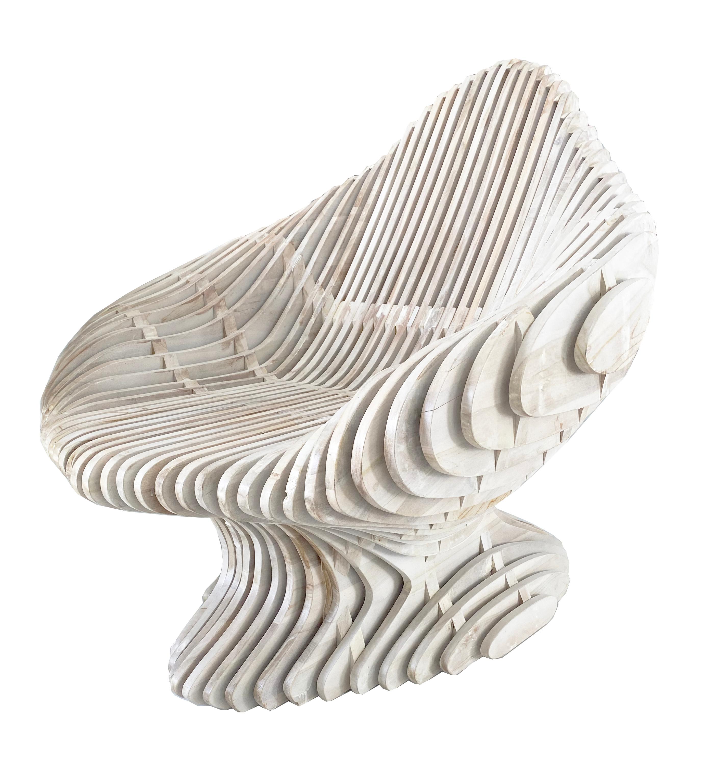 Trône paramétrique en édition limitée, fabriqué en bois de teck massif. Contrairement à la plupart des meubles paramétriques (qui sont fabriqués à la machine), cette pièce est entièrement réalisée à la main. Chaque chaise est unique et présente une