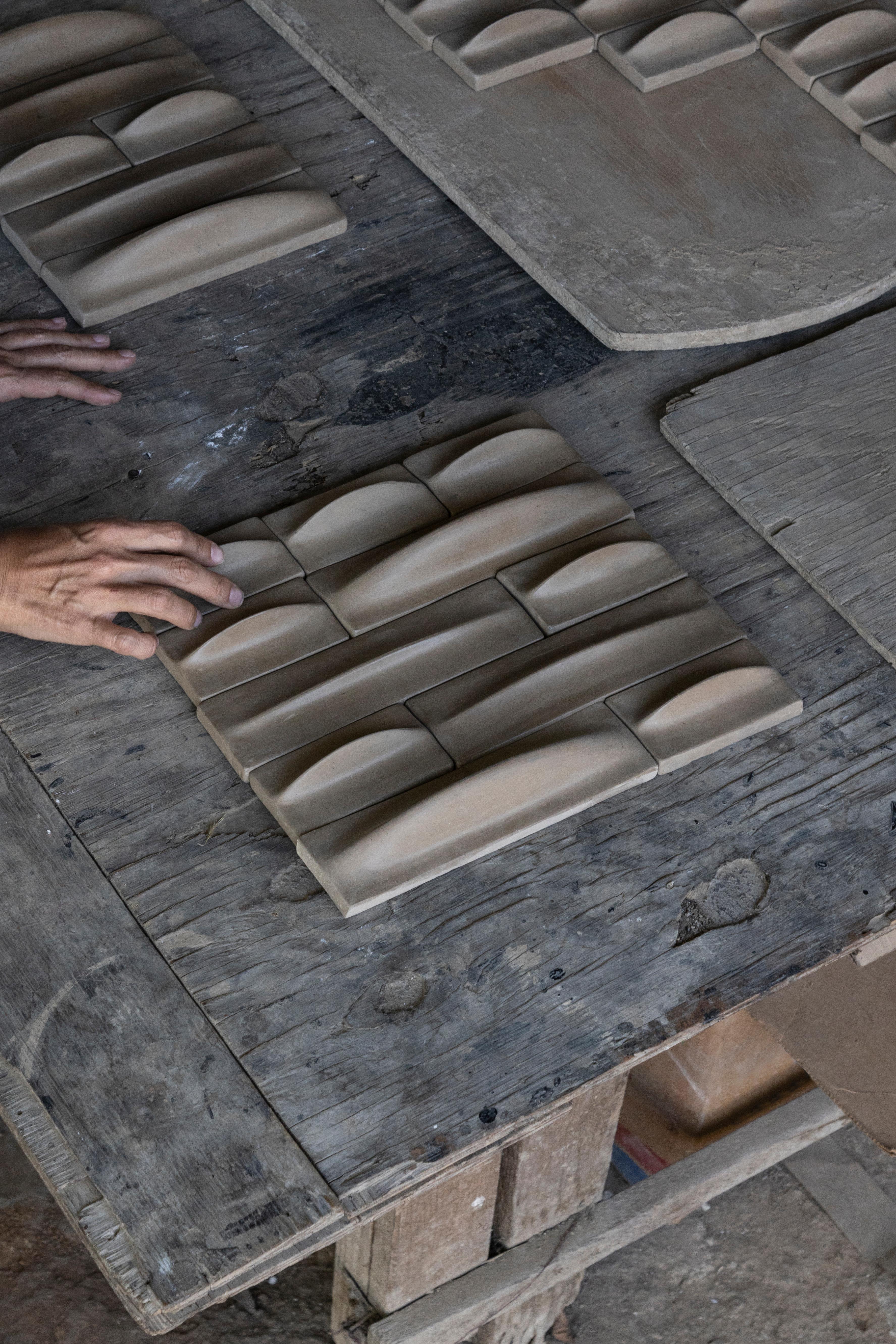 Páramo esprime la malleabilità della terra. Questa serie scalabile di mosaici è stata modellata utilizzando la progettazione parametrica e realizzata a mano dal maestro artigiano Amando Pedro utilizzando un materiale ancestrale.
tecnica dell'argilla