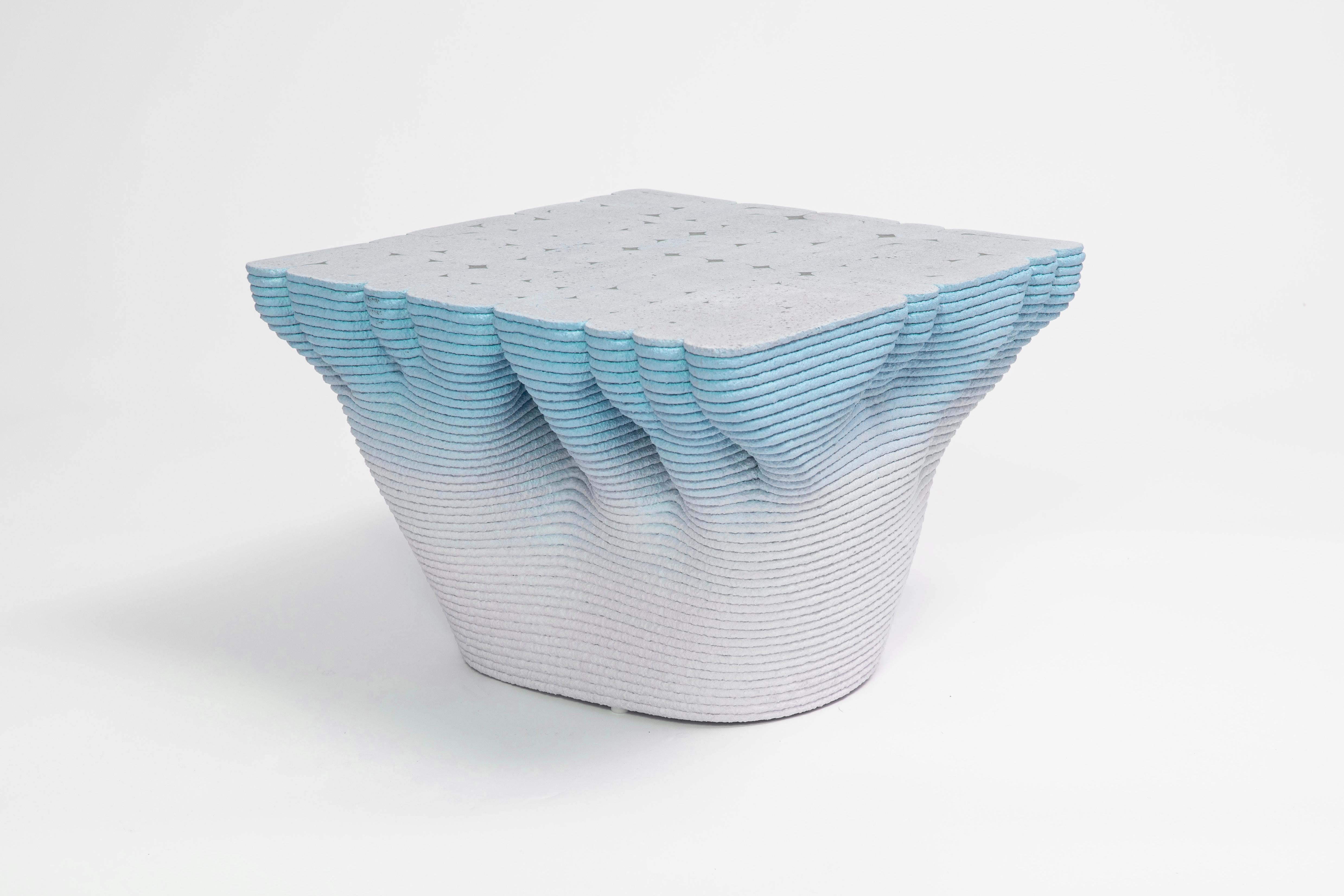 Der Paramorph Table von Philipp Aduatz, der in Zusammenarbeit mit dem österreichischen Hersteller incremental3d entworfen wurde, erforscht die Möglichkeiten des parametrischen Designs in Kombination mit der innovativen 3D-Betondrucktechnologie.
Die
