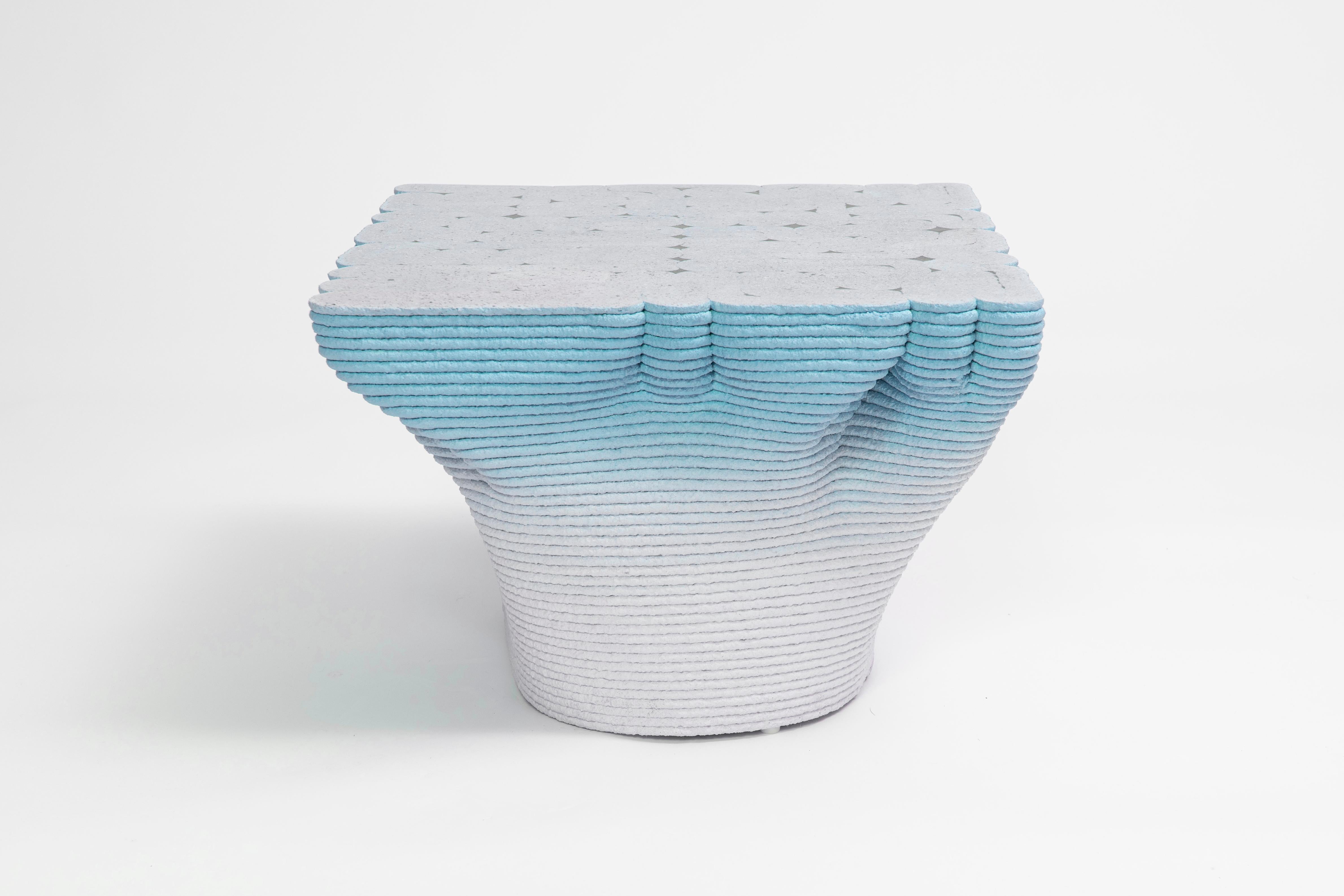 Paramorph Tisch in Blau (Industriell) im Angebot