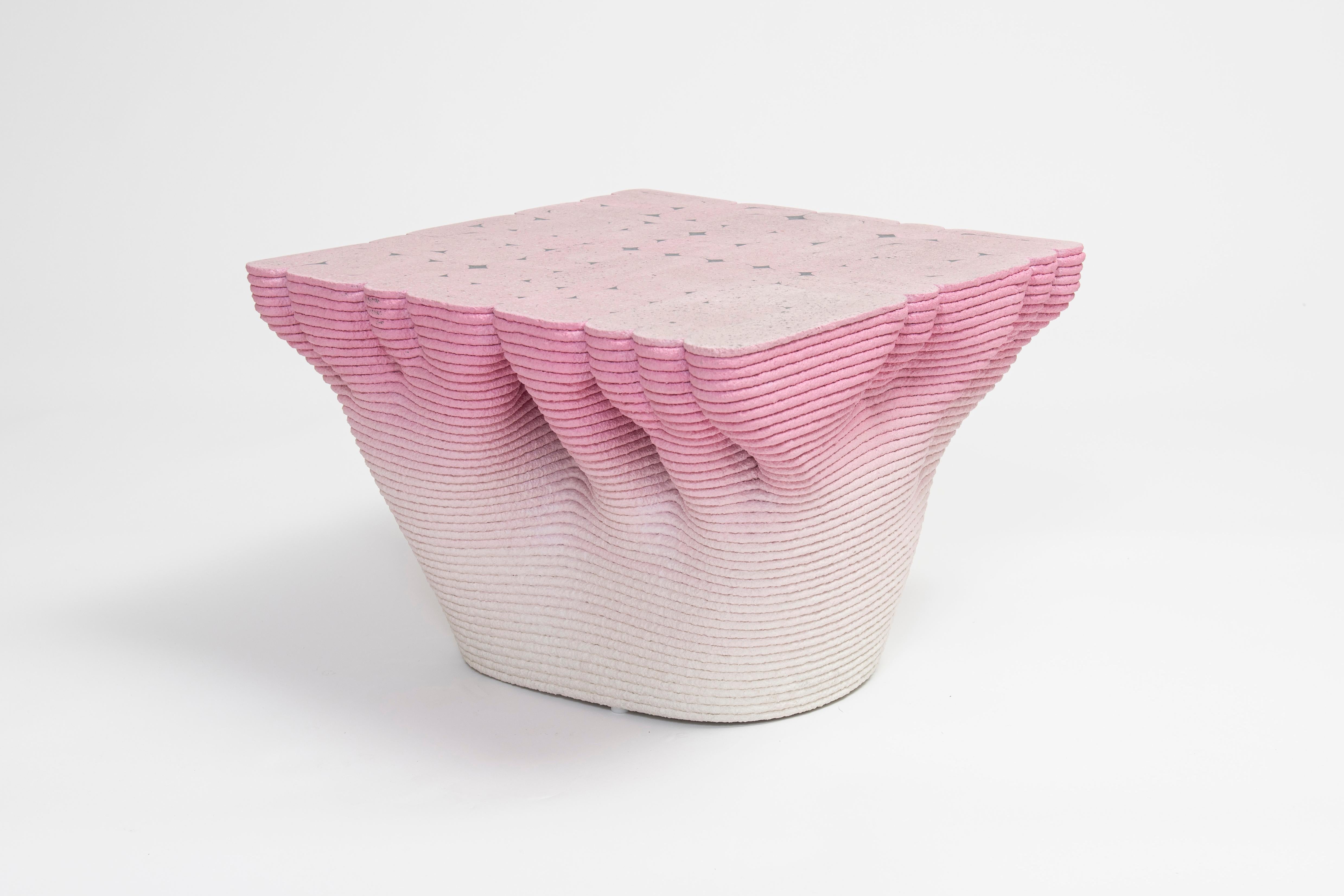 Der Paramorph Table von Philipp Aduatz, der in Zusammenarbeit mit dem österreichischen Hersteller incremental3d entworfen wurde, erforscht die Möglichkeiten des parametrischen Designs in Kombination mit der innovativen 3D-Betondrucktechnologie.
Die