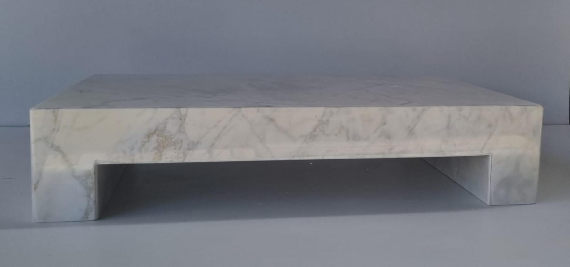 Voici notre exquise table basse en marbre de Carrare à 100 % - un mélange captivant d'élégance intemporelle et de sophistication moderne. Fabriquée à partir du plus beau marbre de Carrare, réputé pour sa couleur blanche immaculée et ses subtiles