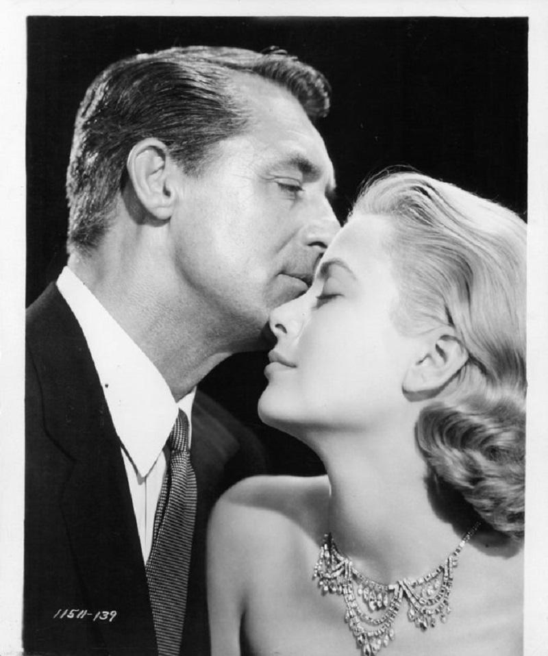 Paramount Pictures Black and White Photograph – „Cary Grant und Grace Kelly In 'To Catch A Thief' von Paramount