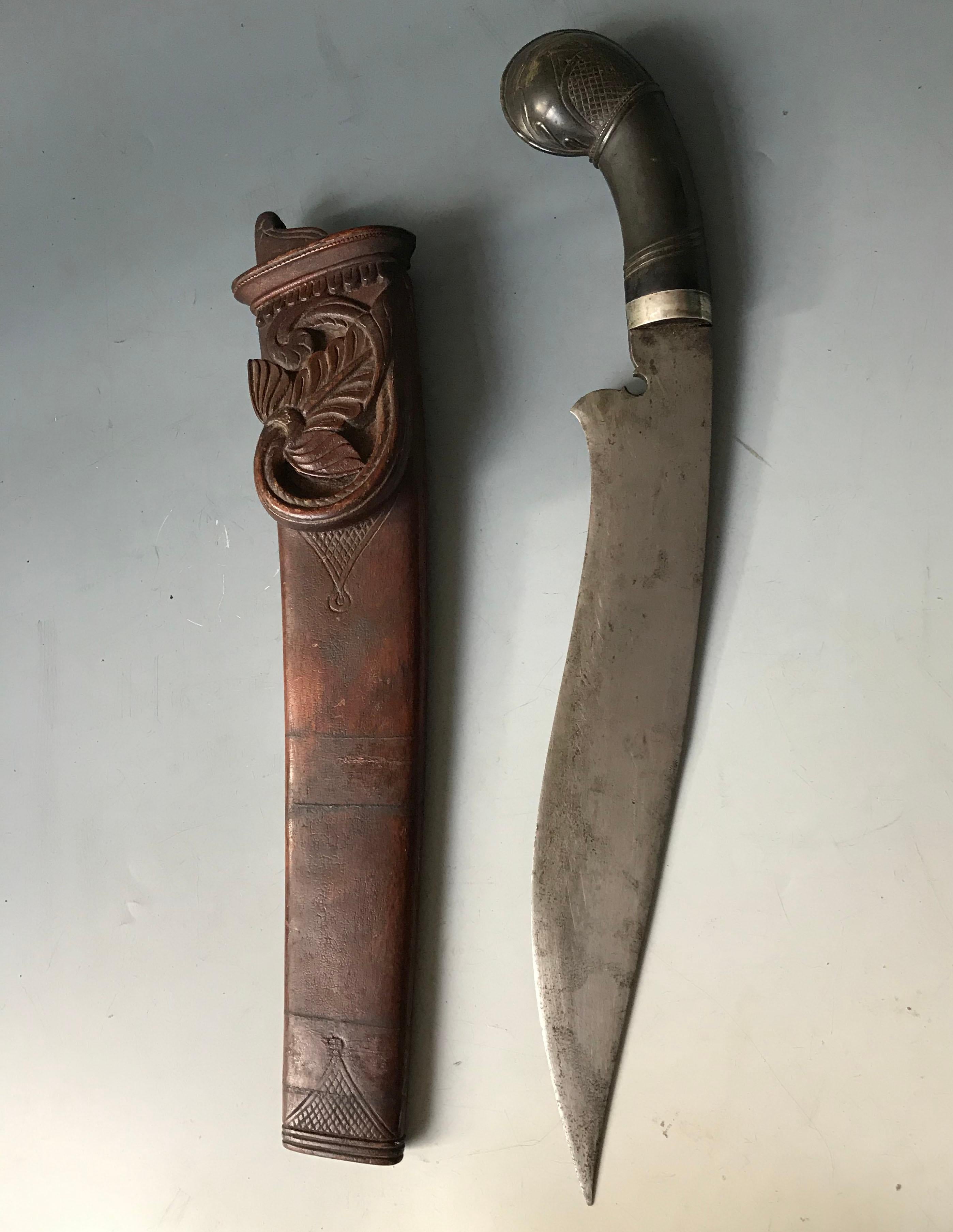 Ethnographic collectible weapons
A very fine Indonesian Or Malay Parang sword /dagger with fine quality shaped blade and carved horn handle with a carved wood scabbard.
Period Early 20th century
Length 16 inches 41 cm 





