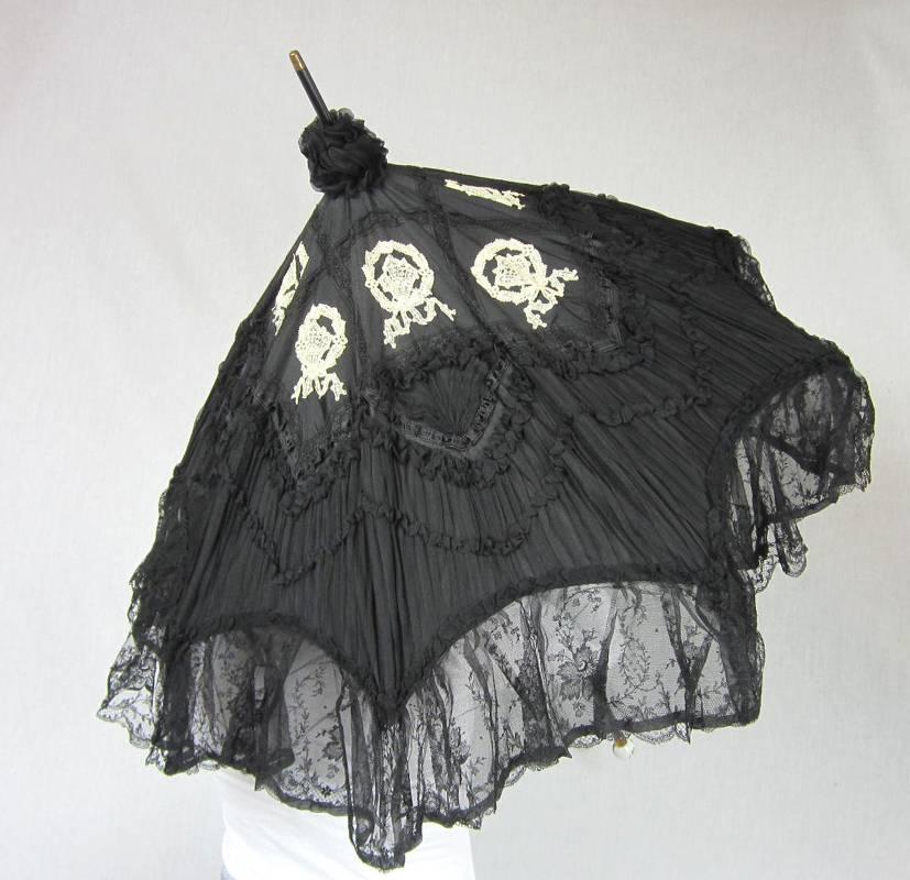 Noir  Parasol en soie et dentelle fortement détaillé avec accents dorés, style victorien, années 1900 en vente