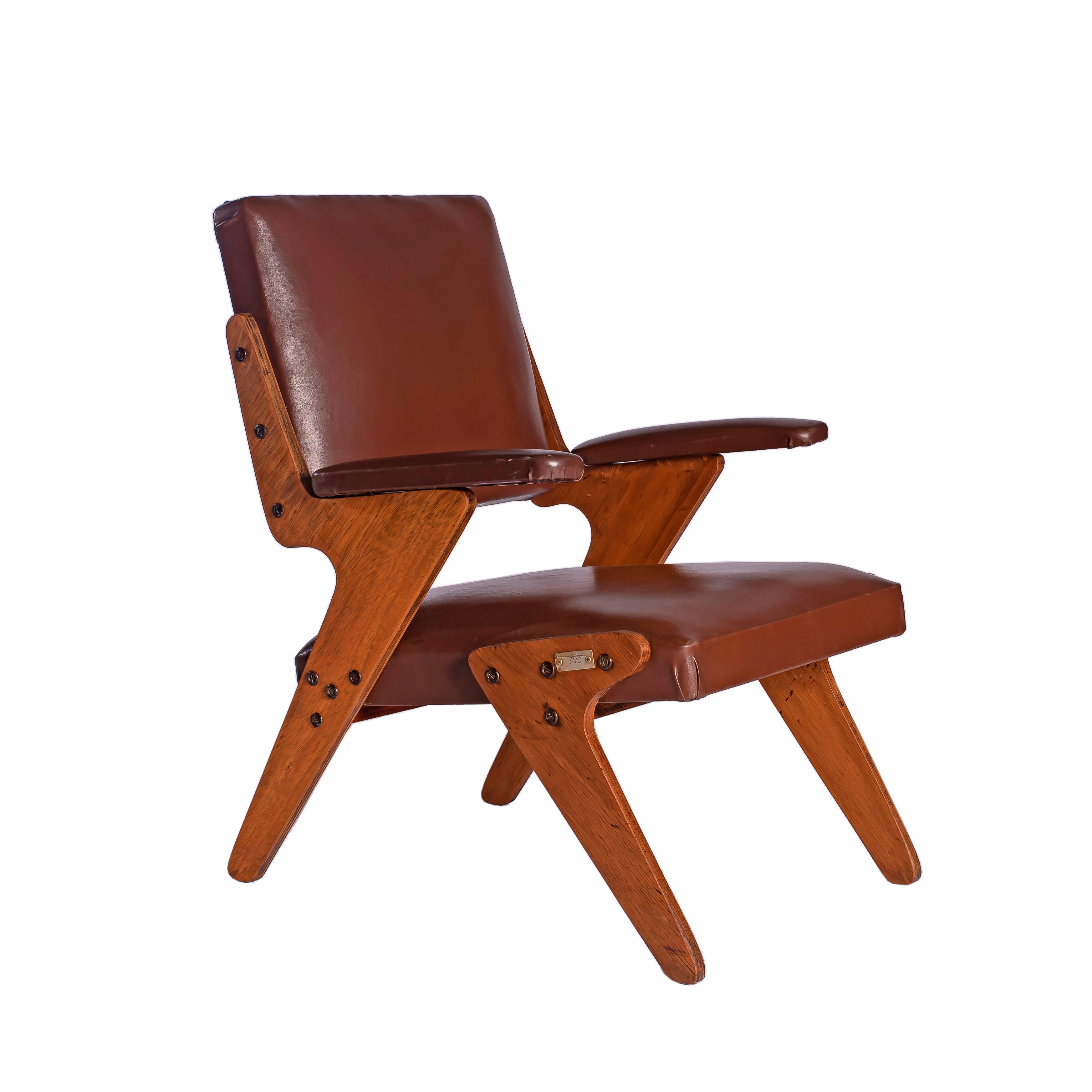 El sillón Paraty es una expresión emblemática del modernismo orgánico de Zanine Caldas, un lenguaje arraigado en la estructura, la honestidad y la materialidad sensual. Su armazón de madera de pau marfim de ángulos agudos revela un ritmo escultural,