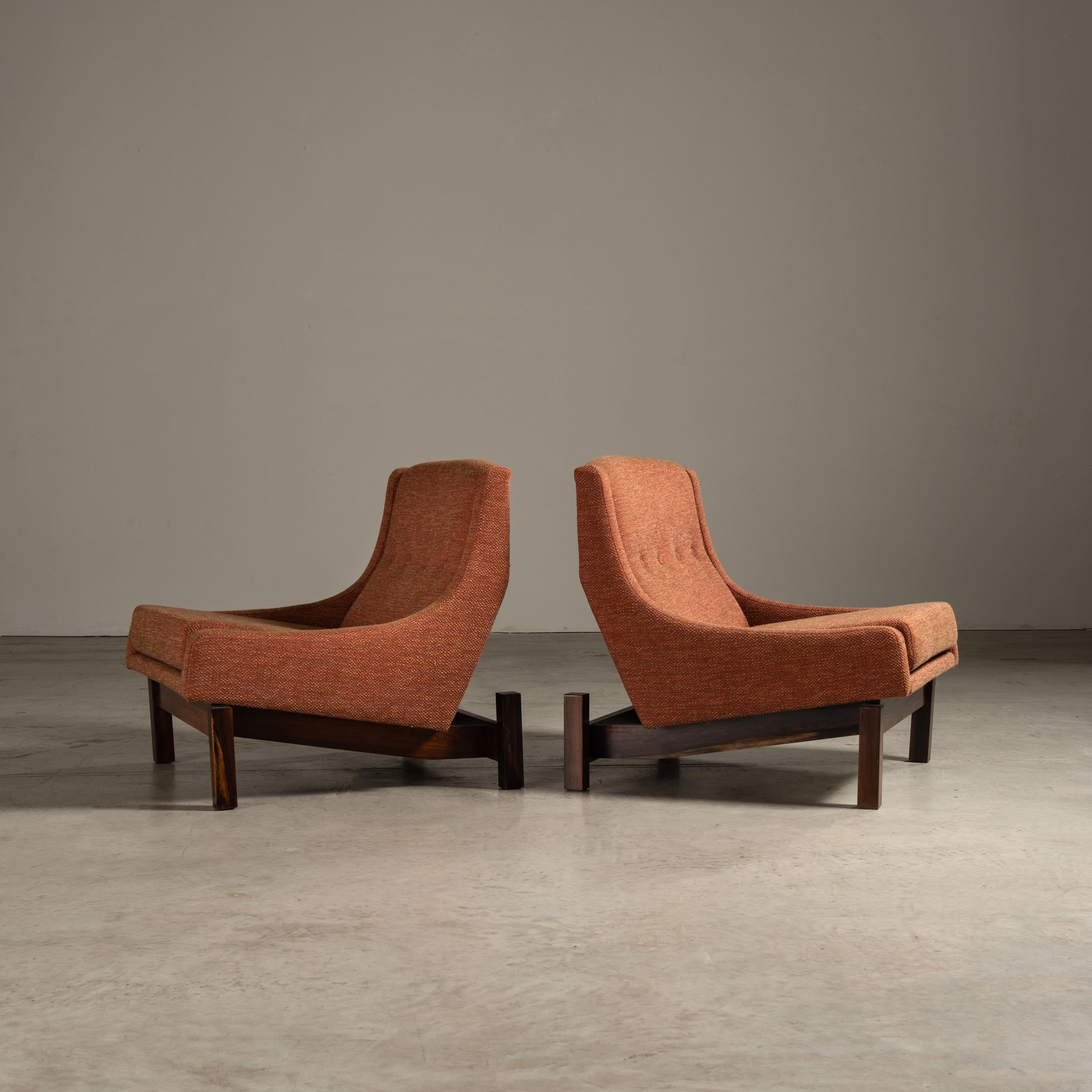 The Paraty lounge chairs reflect the design principles of the Brazilian architect and designer Sergio Rodrigues, known for his significant contribution to modern Brazilian furniture design in the 20th century. Rodrigues's pieces are often recognized