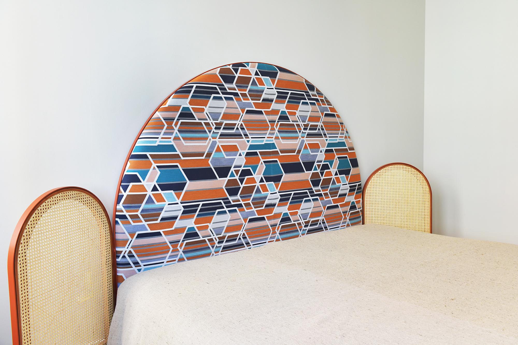 XXI secolo e contemporaneo Testata del letto imbottita Paravent Ideal con canalina e metallo color mattone in vendita