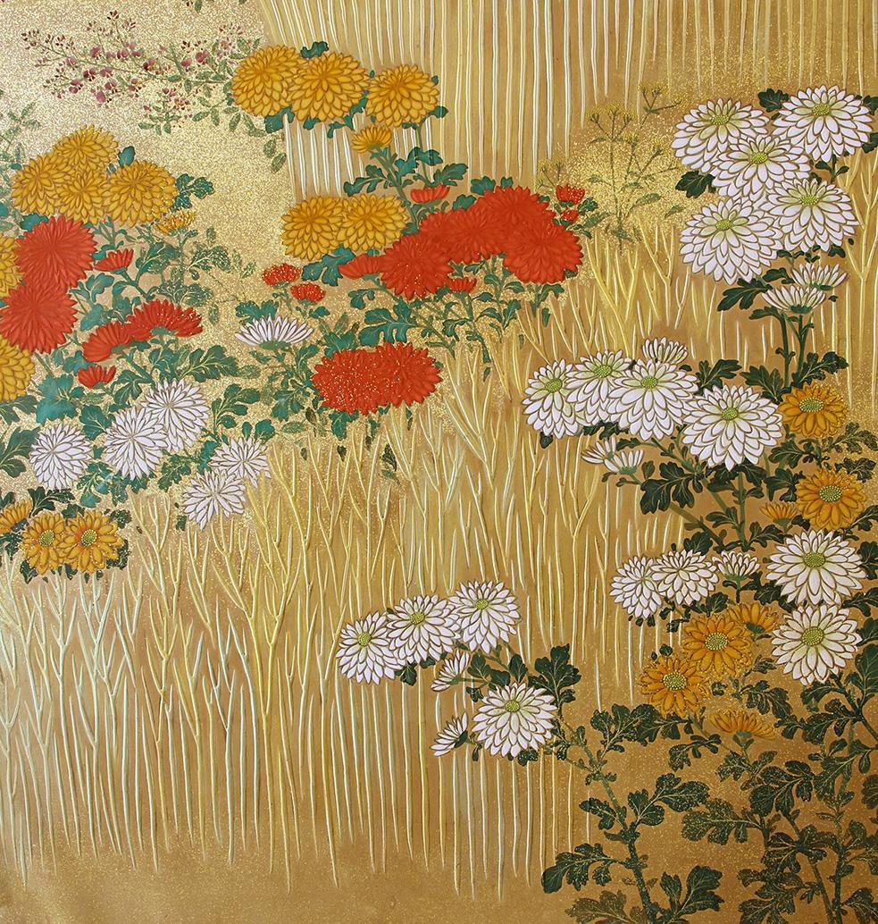 Scène florale d'un jardin de l'école Rimpa avec des fleurs de chrysanthèmes polychromes.
Paravent à deux panneaux peints avec des pigments sur du papier de riz doré, de belle taille et bien conservé.
La combinaison de couleurs et d'éléments de