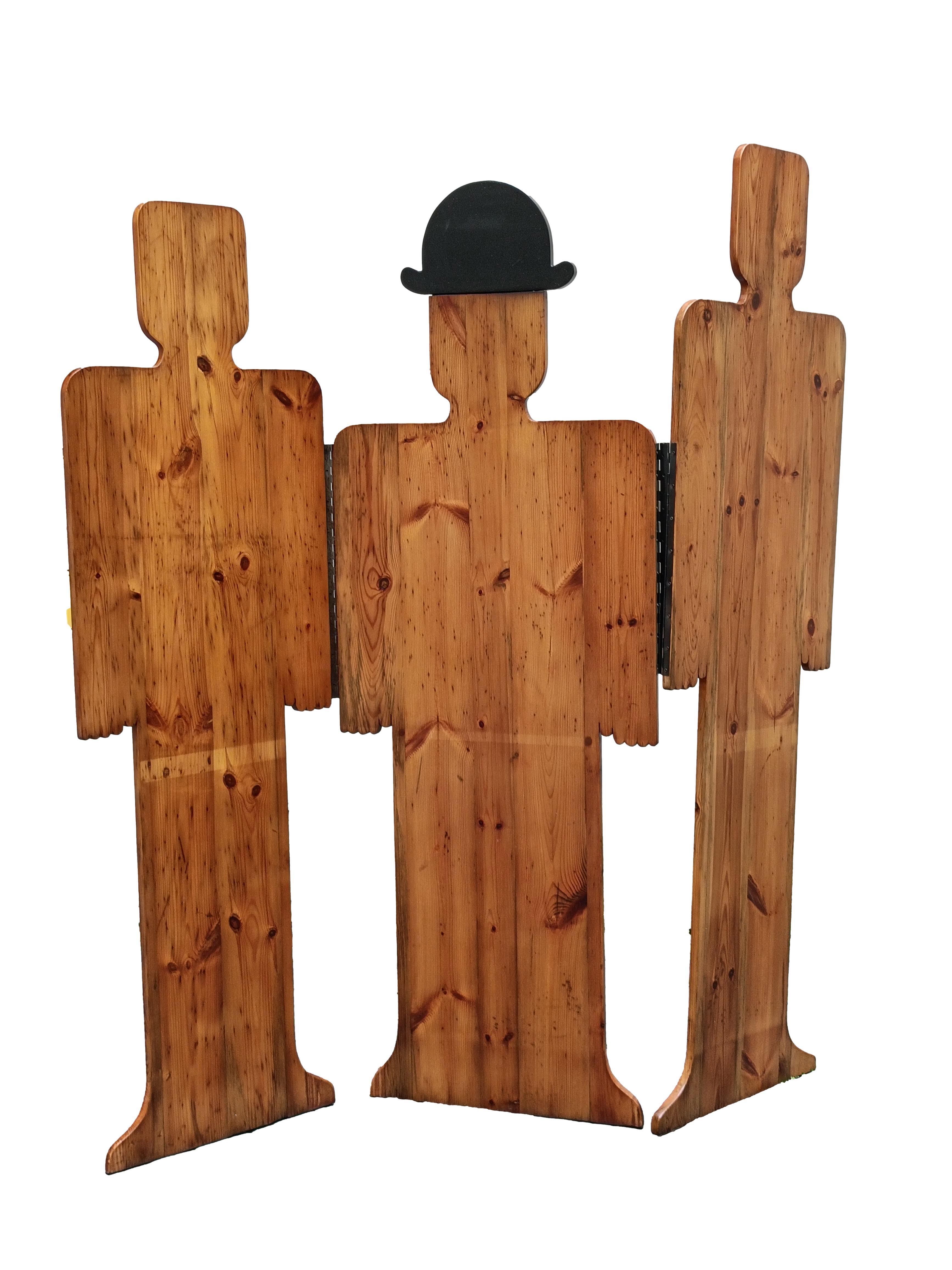 Paravento artistico composto da tre pannelli in legno, ciascuno sagomato a forma stilizzata di figura umana, nello stile di Mario Ceroli e proveniente da un negozio di abbigliamento di Roma.  Le figure, realizzate con superfici lisce e venature del