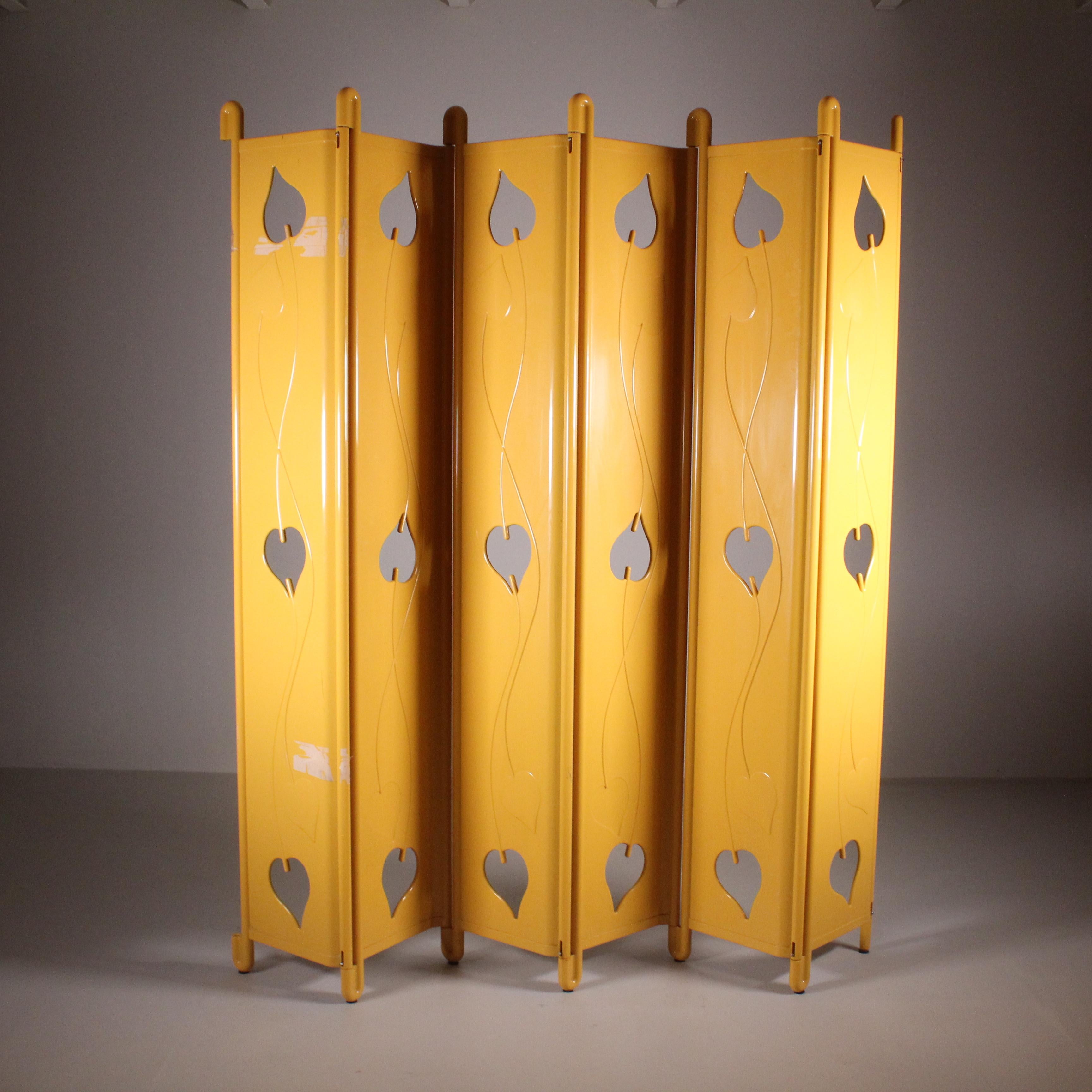 Paravento giallo, stile postmoderno, 1980
Condizioni: Buone
Materiali: Plastica
Epoca: 1970
Misure: 180x3x162 cm