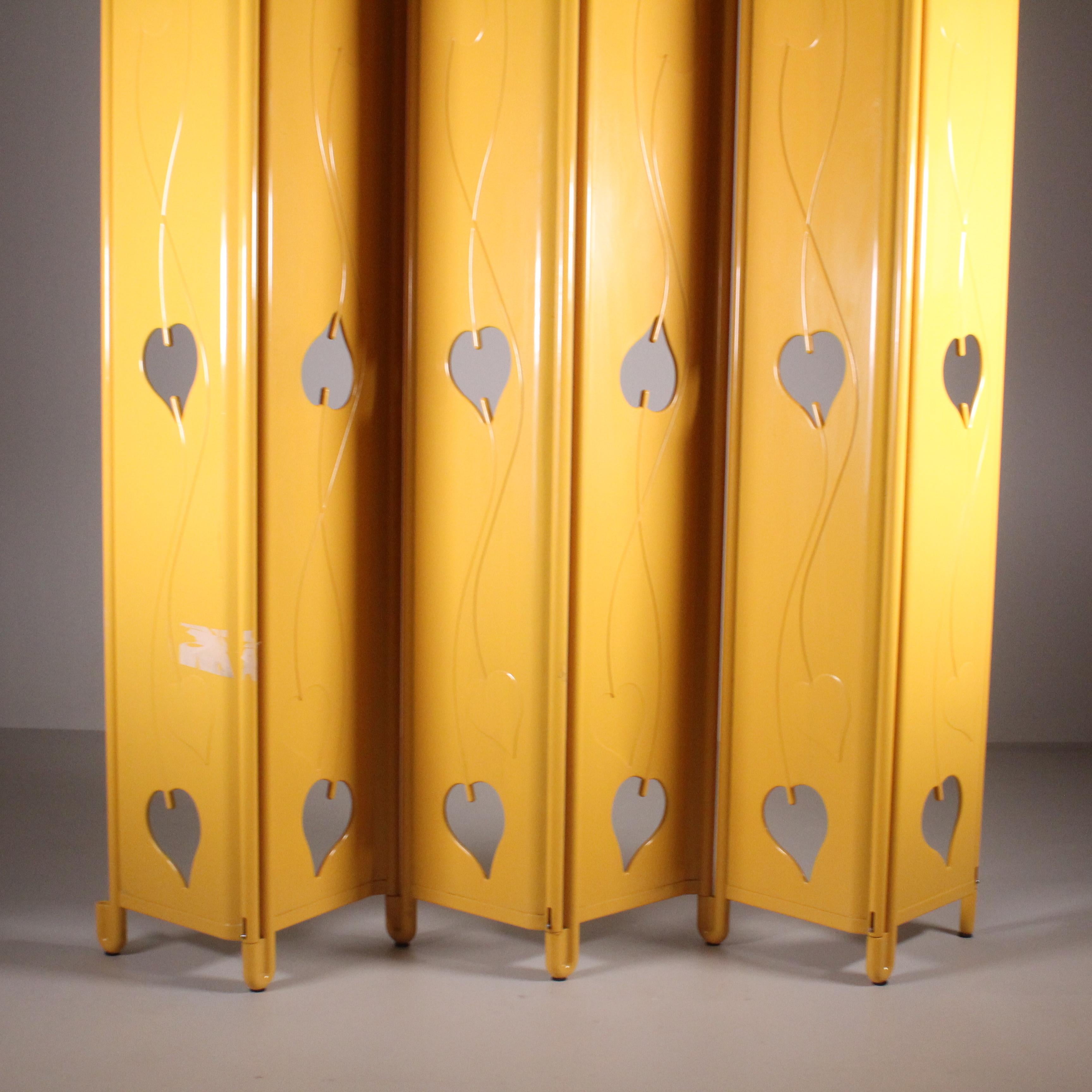 Late 20th Century Paravento giallo, stile postmoderno, 1980 in vendita