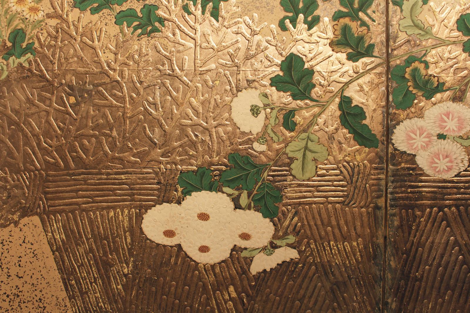 Paravent à six panneaux de l'école Rinpa, peint avec des pigments minéraux et du gofun sur du papier végétal et de la feuille d'argent.
