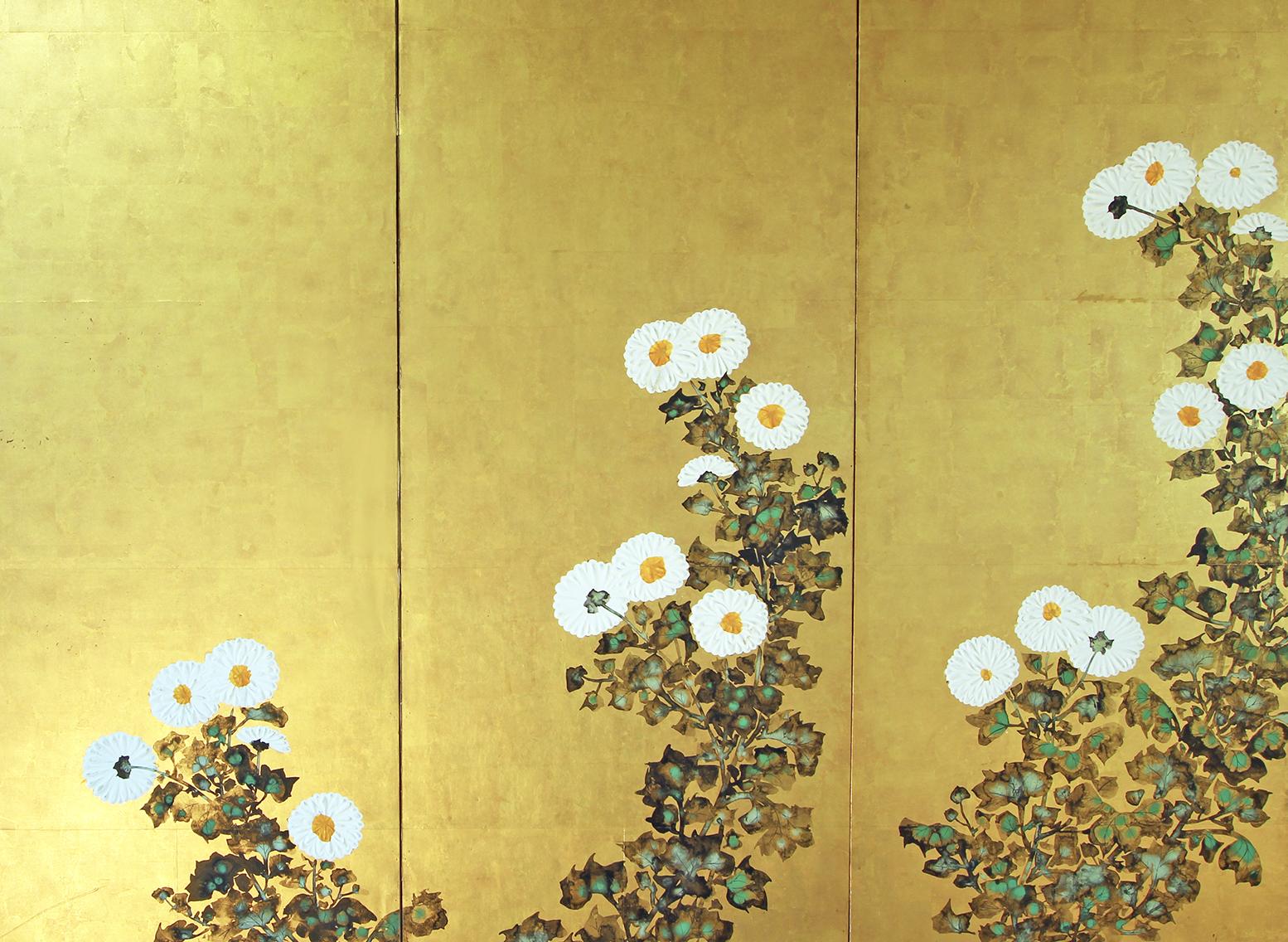 Paesaggio primaverile di ignoto pittore della scuola Rinpa, XIX secolo, inchiostro a sei pannelli dipinto su foglia oro su carta di riso.
Les fleurs sont réalisées avec la technique du 