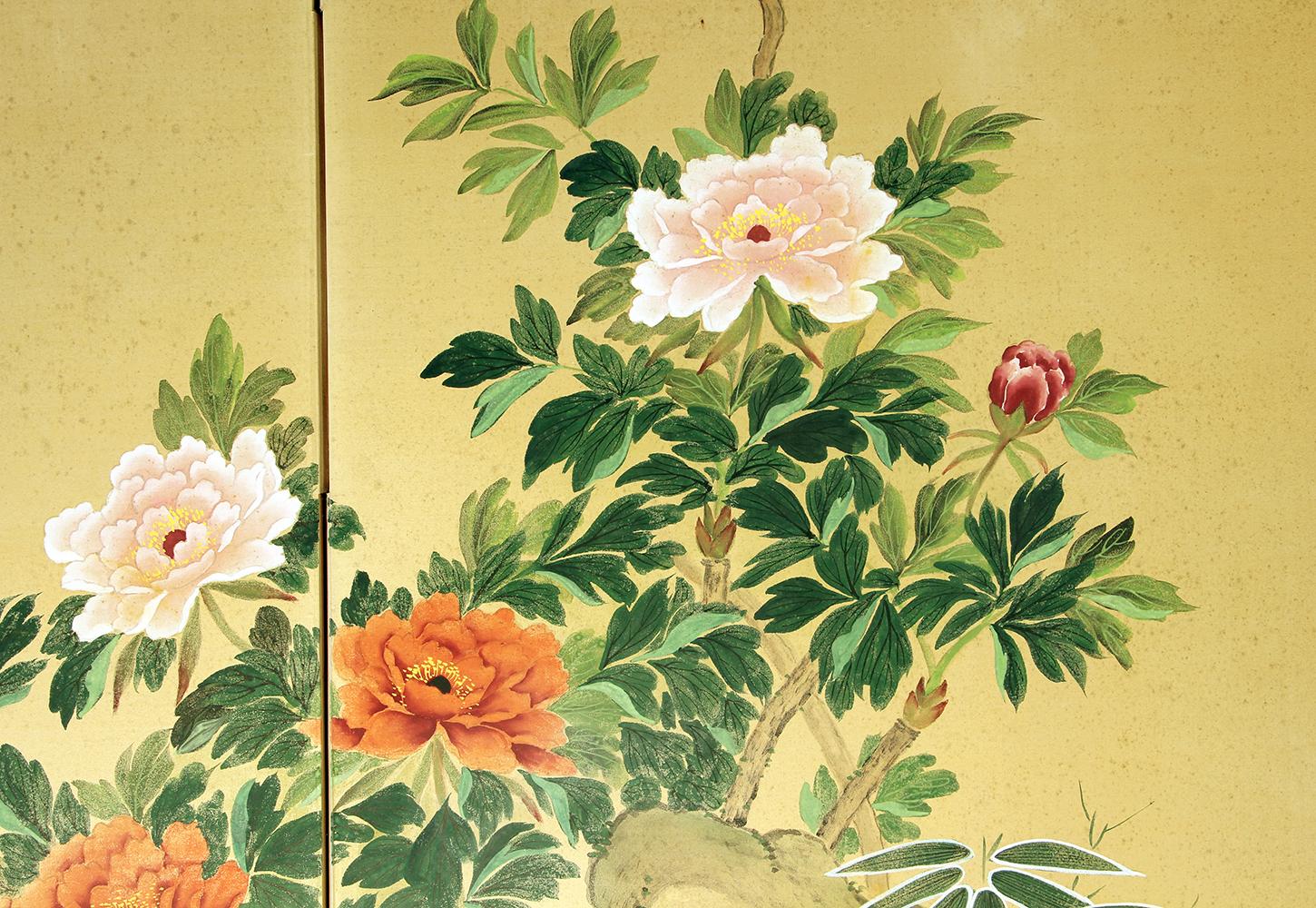 Two-panel screen of Rinpa school painted with mineral pigments on silk and rice paper. 
It depicts colorful peony flowers. This is the flower of spring, symbolizing  success and  prosperity.
A nice size for modern or classic decor.
It is well