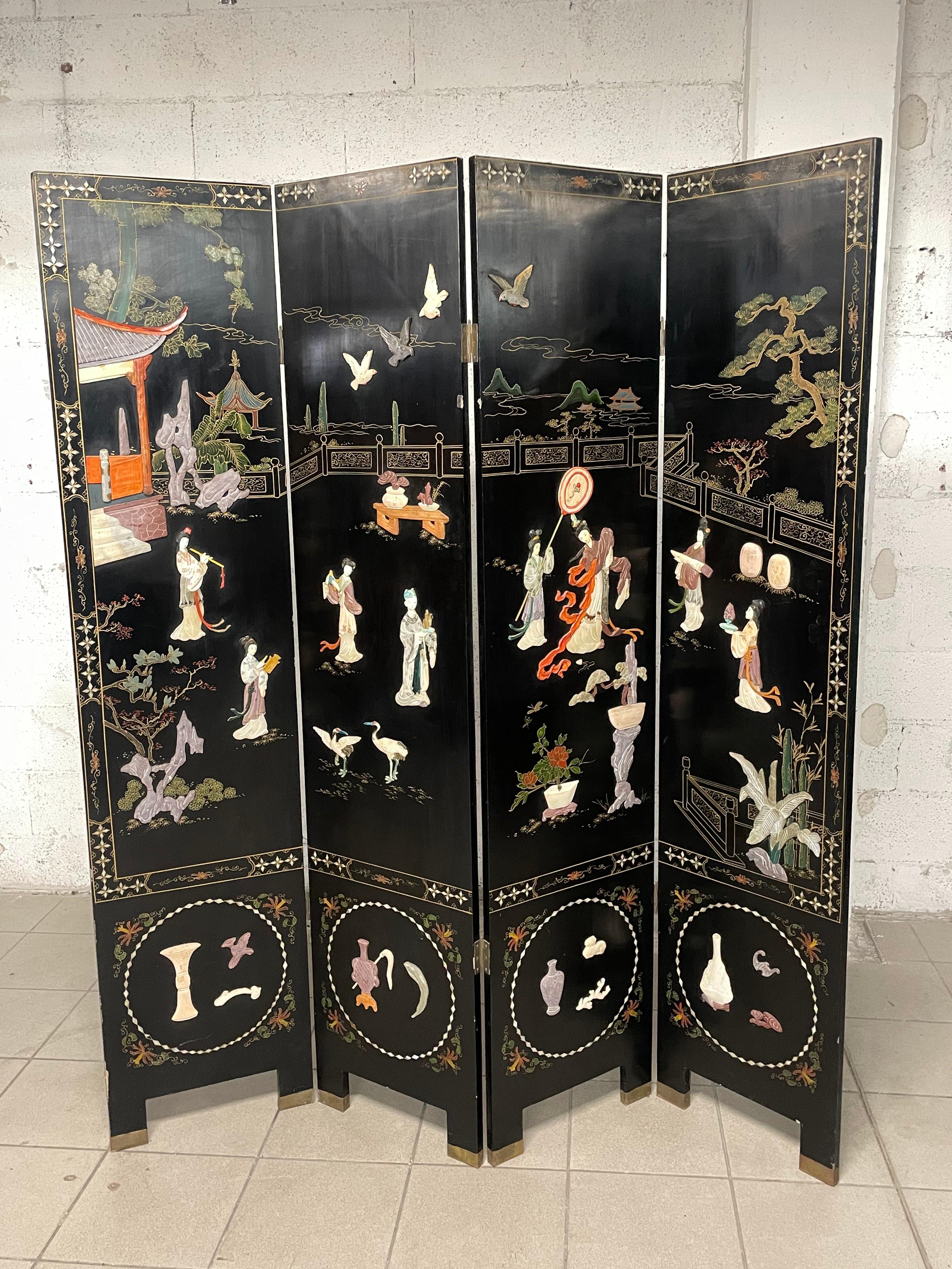 Lackierter Holzschirm mit Specksteindekor, erste Hälfte des 20. Jahrhunderts (Chinoiserie)