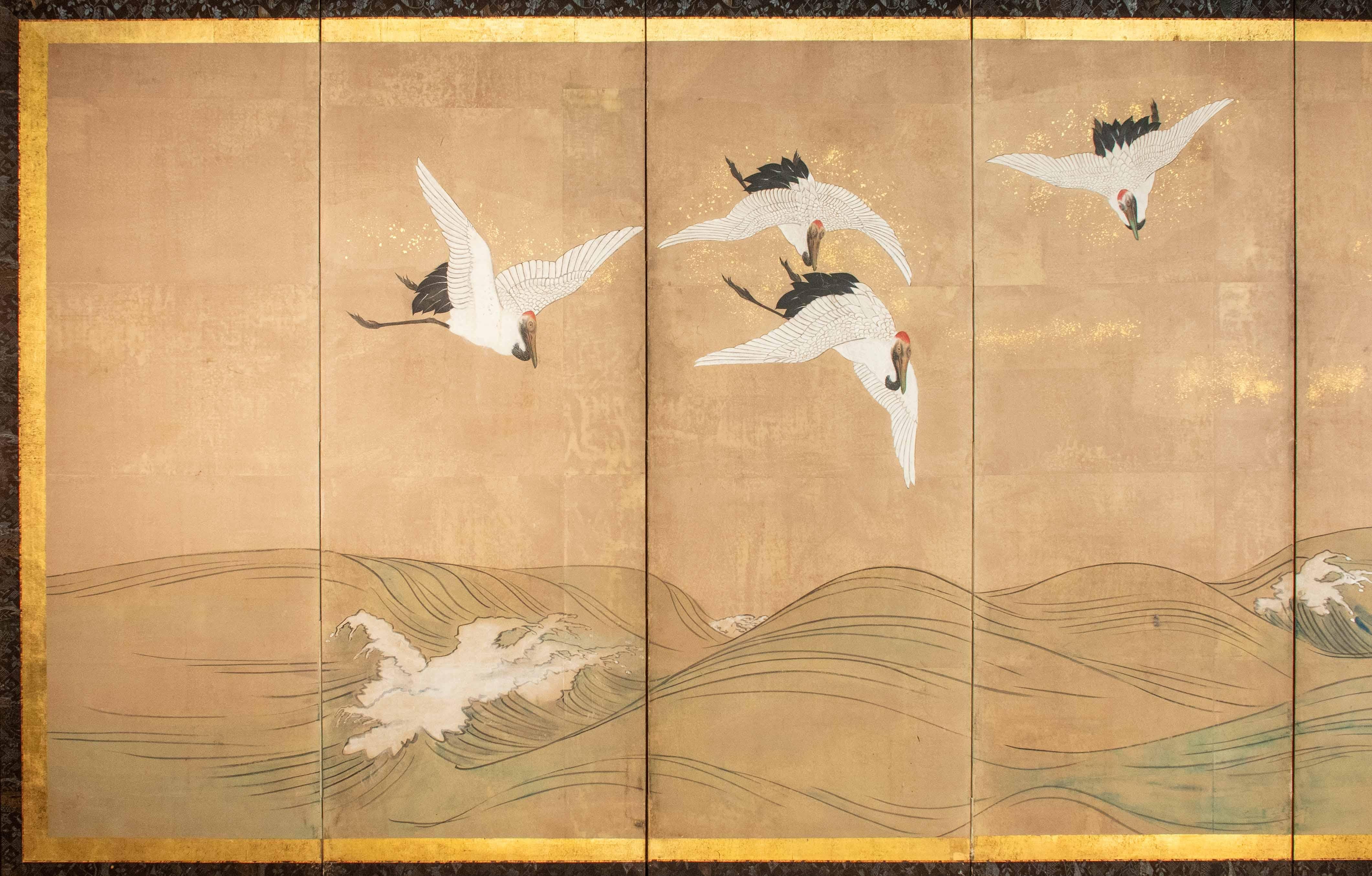 Écran de papier à six panneaux représentant un groupe de cinq grues de Mandchourie en vol. Au-dessous d'eux, la mer s'anime de vagues tumultueuses.

La scène est encadrée par une bande décorative de feuilles d'or, qui lui confère des reflets chauds