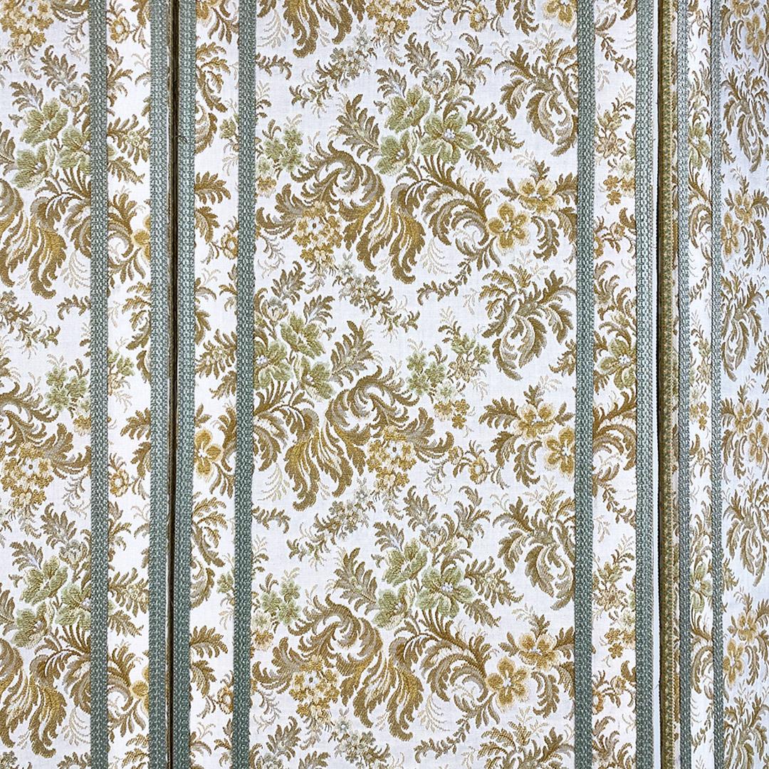 Italian floral fabric folding screen with wooden feet, ca. 1940. For Sale 8