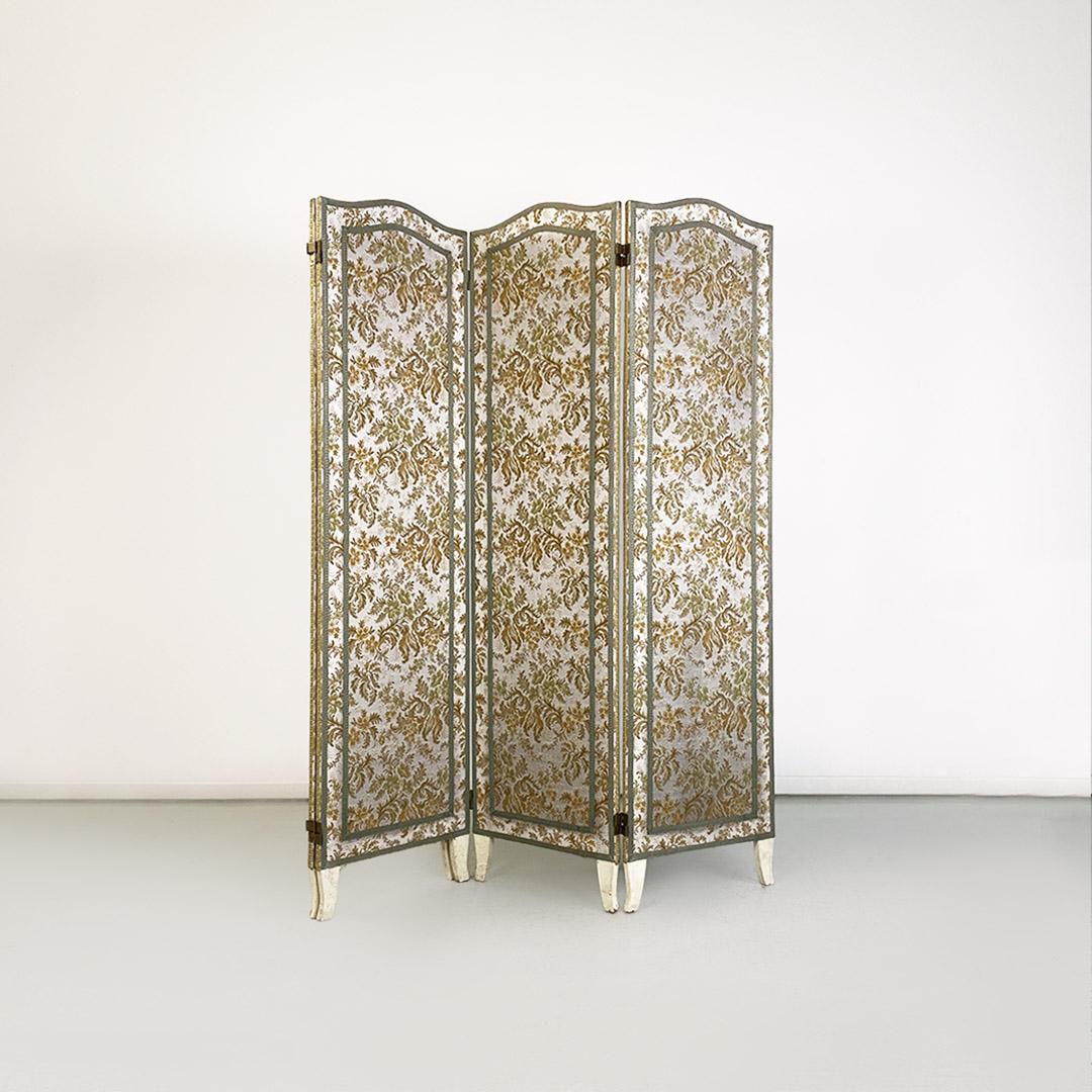 Italian floral fabric folding screen with wooden feet, ca. 1940. In Good Condition For Sale In MIlano, IT
