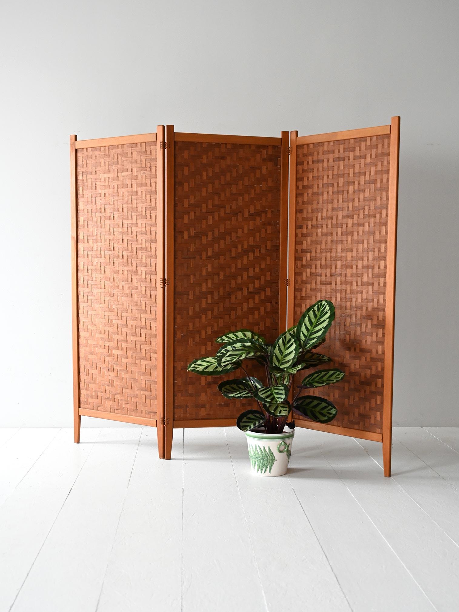 Paravento scandinavo modello Spåna di Alberts Tibro, anni ’50/60, in teak intrecciato con giunzioni in cordino di cuoio.

Paravento scandinavo vintage modello “Spåna”, prodotto da Alberts Tibro negli anni ’50/60. Le tre ante in teak intrecciato sono