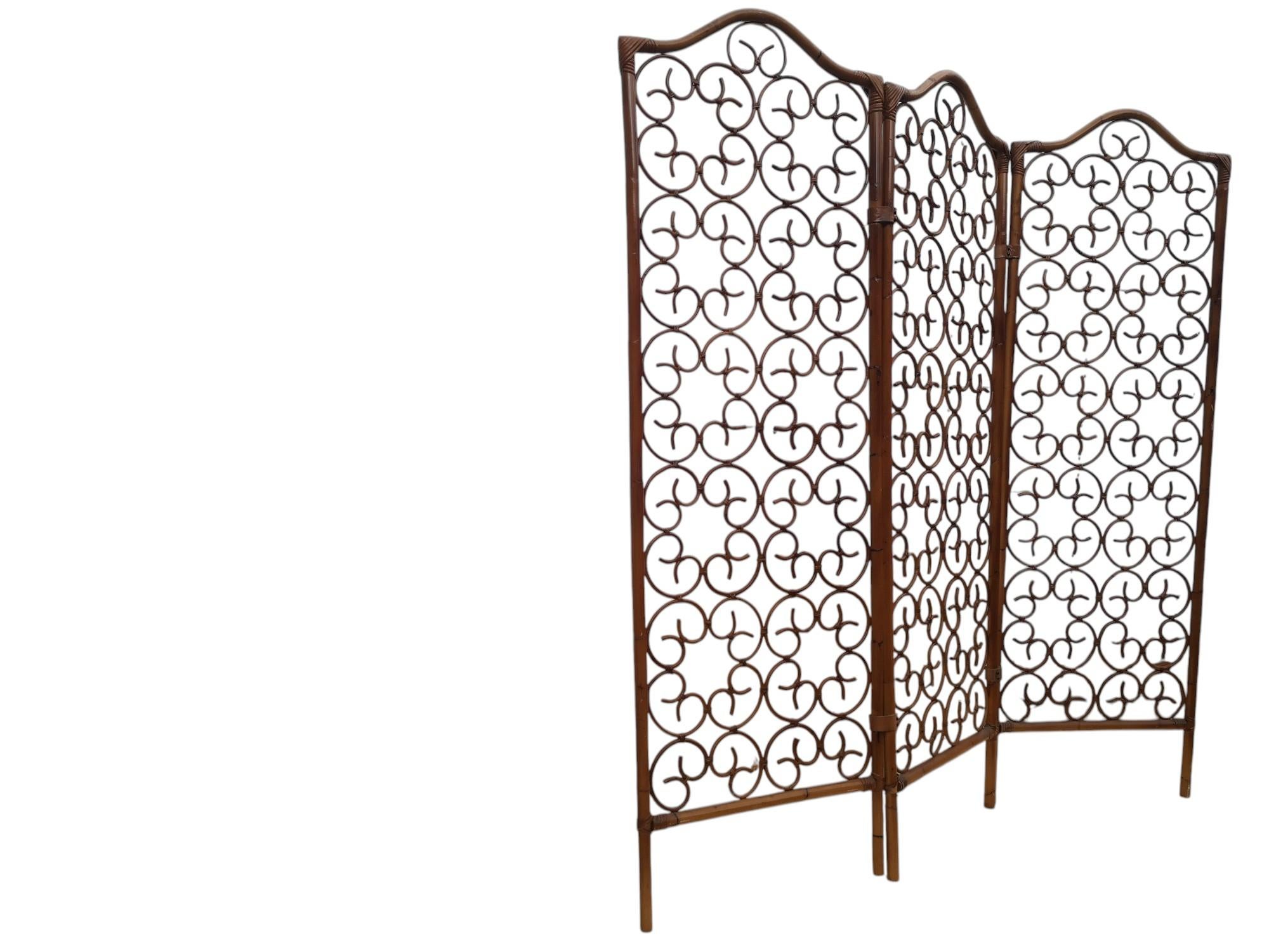 Paravento in bambù, rattan e cuoio realizzato in Italia negli anni '60
Il Separè è composto da 3 pannelli in bambù e uniti tra loro da cinghie di cuoio e con intrecci di vimini.
Il paravento misura:
Altezza cm 172
Larghezza cm 168