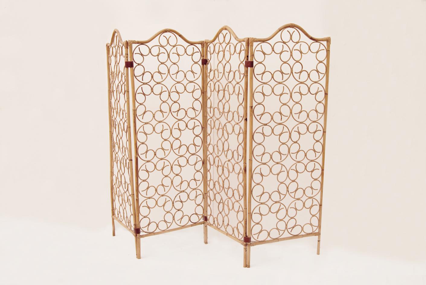 Beautiful vintage screen dating from 1960. 
Made of  Italy, this four-panel screen,  is distinguished by the simplicity of its wicker curl design,  and is a vintage decorative element that fits any indoor or outdoor environment and different styles