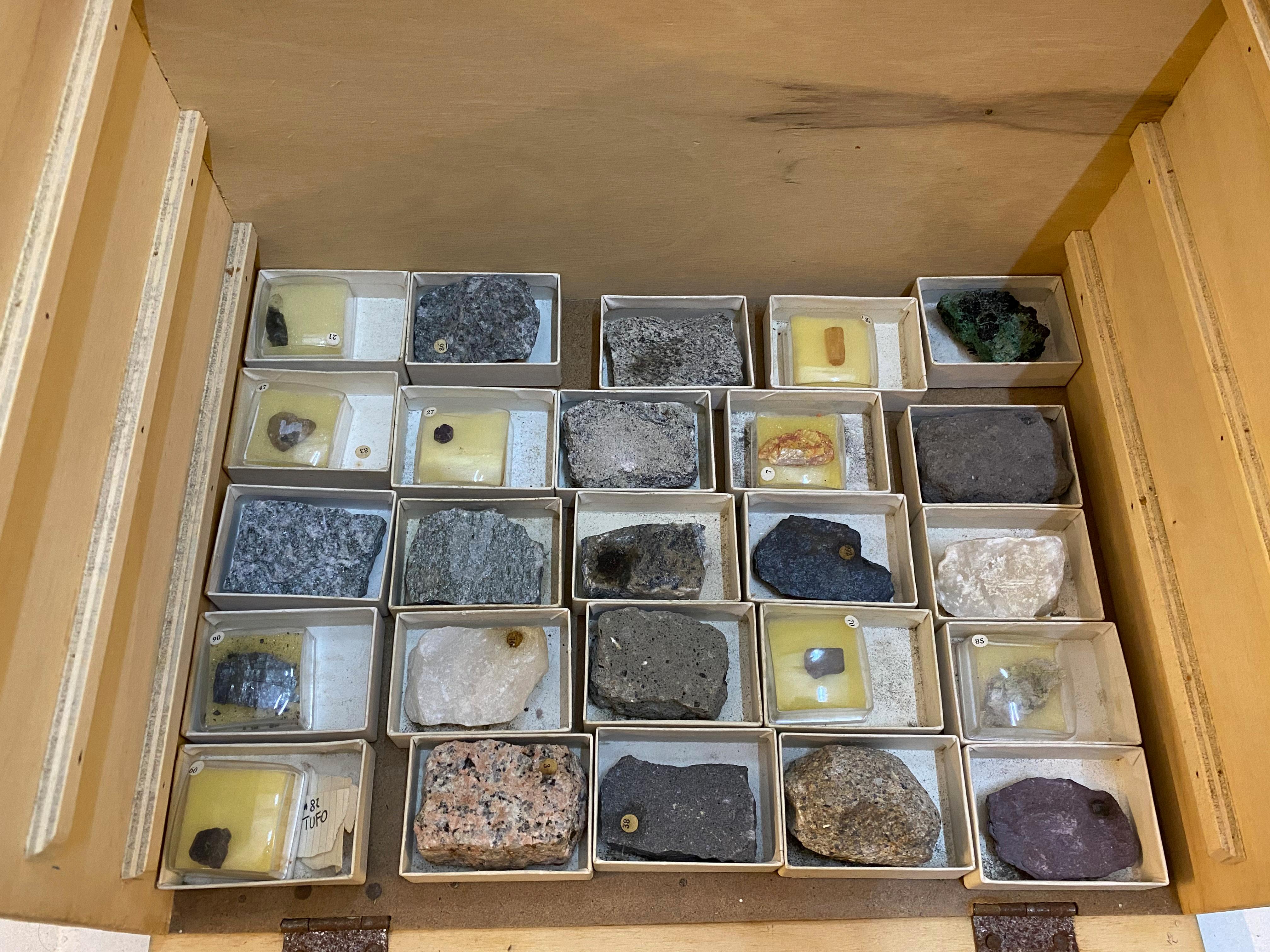 Milieu du XXe siècle Collection Paravia 100 rochers, matériel éducatif, Italie années 1950 en vente