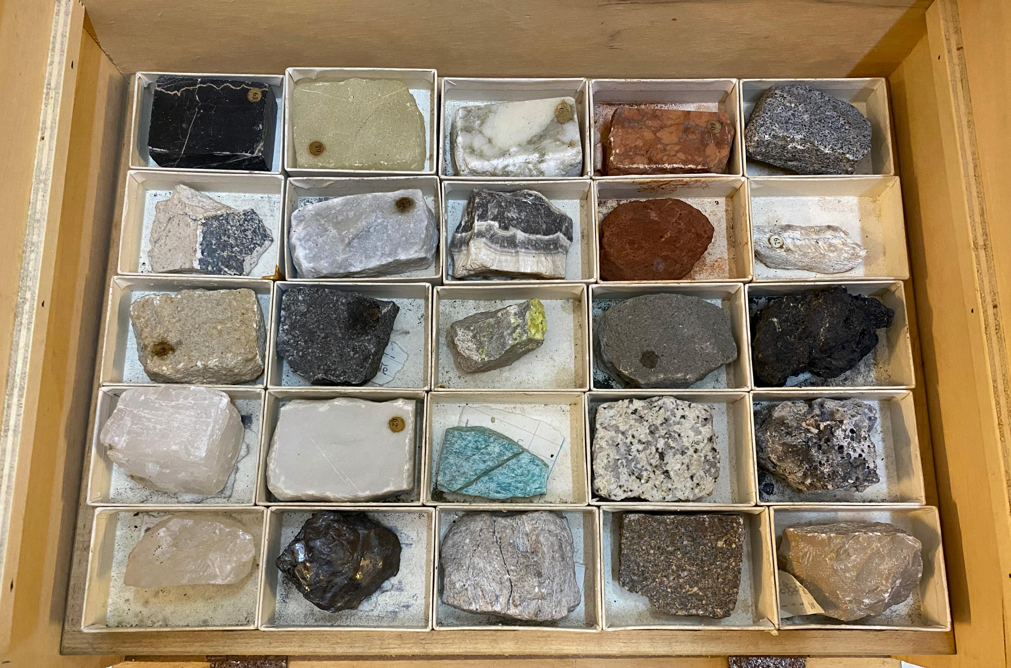 Paravia Kollektion 100 Felsen, Bildungsmaterial, Italien 1950er Jahre (Bergkristall) im Angebot