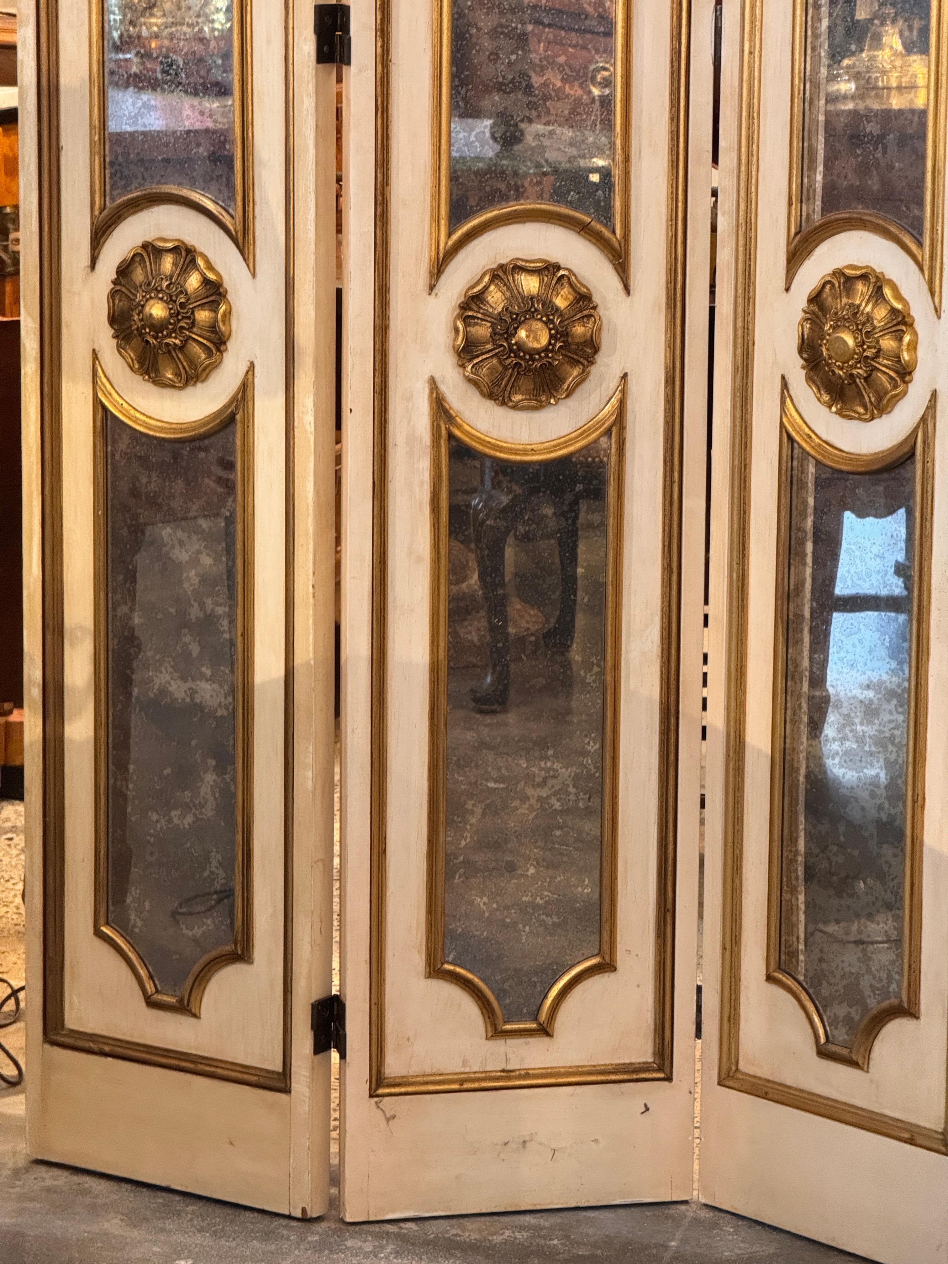 Parcel-Gilt and Painted Mirrored Screen im Zustand „Gut“ im Angebot in Charlottesville, VA