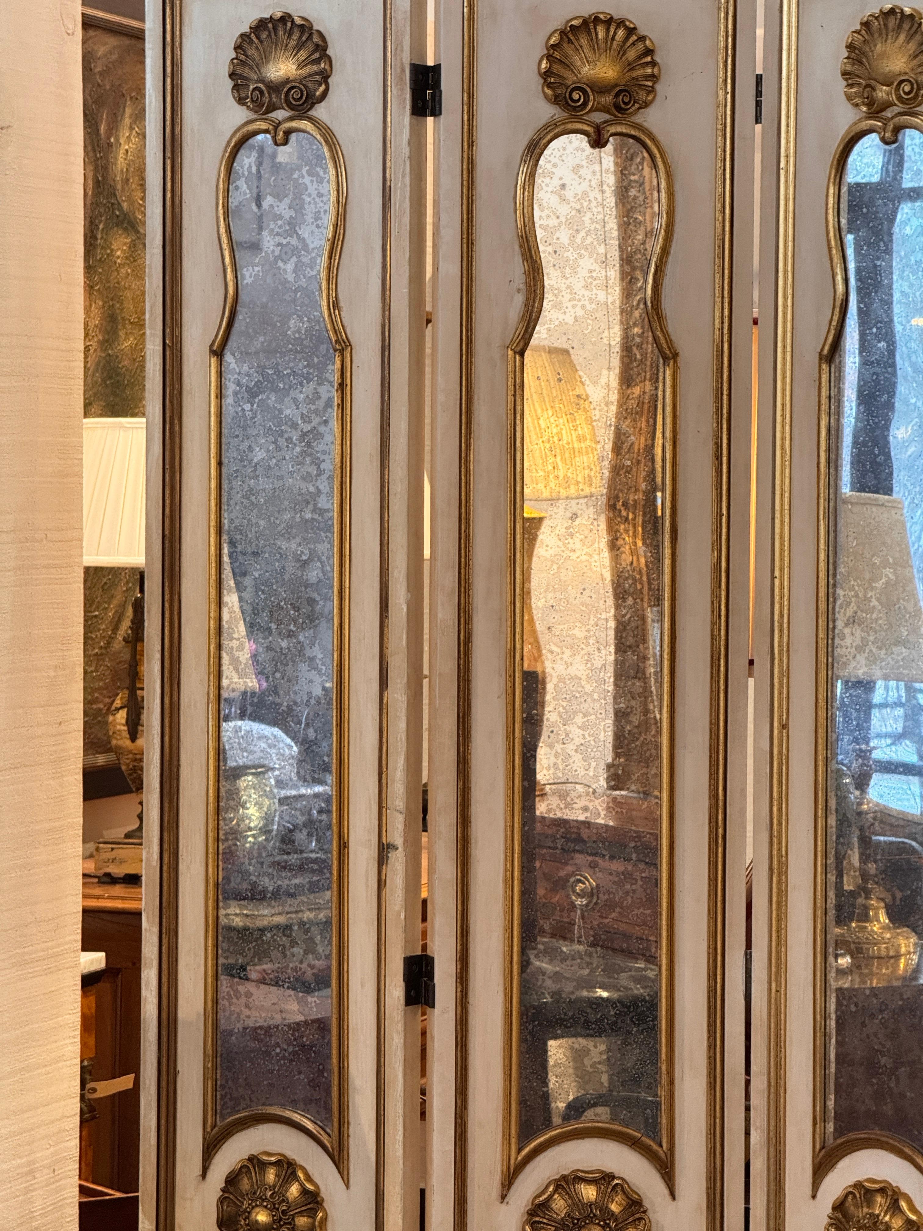 Parcel-Gilt and Painted Mirrored Screen (Mitte des 20. Jahrhunderts) im Angebot