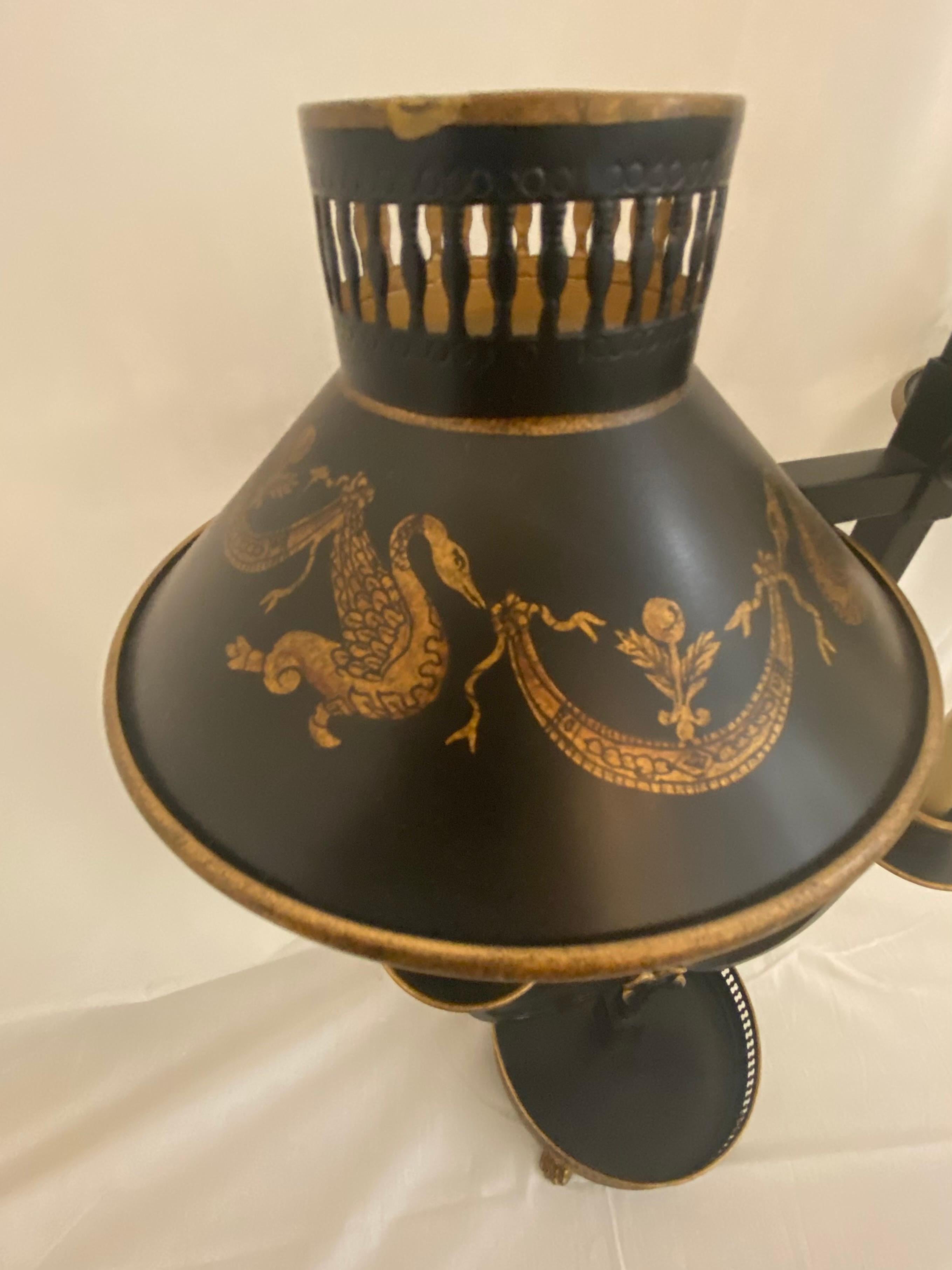 Vergoldete, zweiflammige Bouillotte-Lampe, Jeanne Reed's Ltd, 21. Jahrhundert, höhenverstellbare, durchbrochene Schirme, verziert mit stilisierten Schwänen und Schwänzchen, zentrale Stele, die zwei geschwungene Arme trägt, die in Bobeches mit