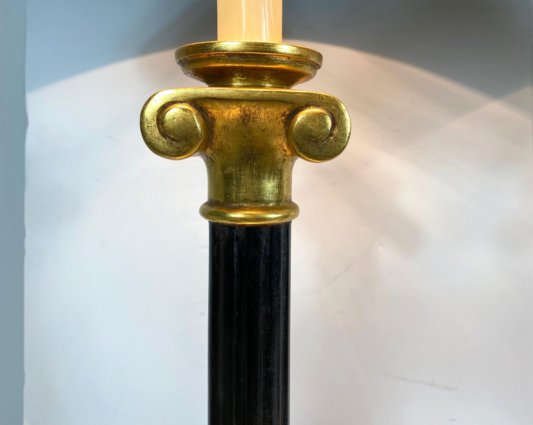 Un par de lámparas de sobremesa estilo columna talladas en madera. Tamaño sin pantallas 1,5 cm de ancho, 1,5 cm de profundidad 