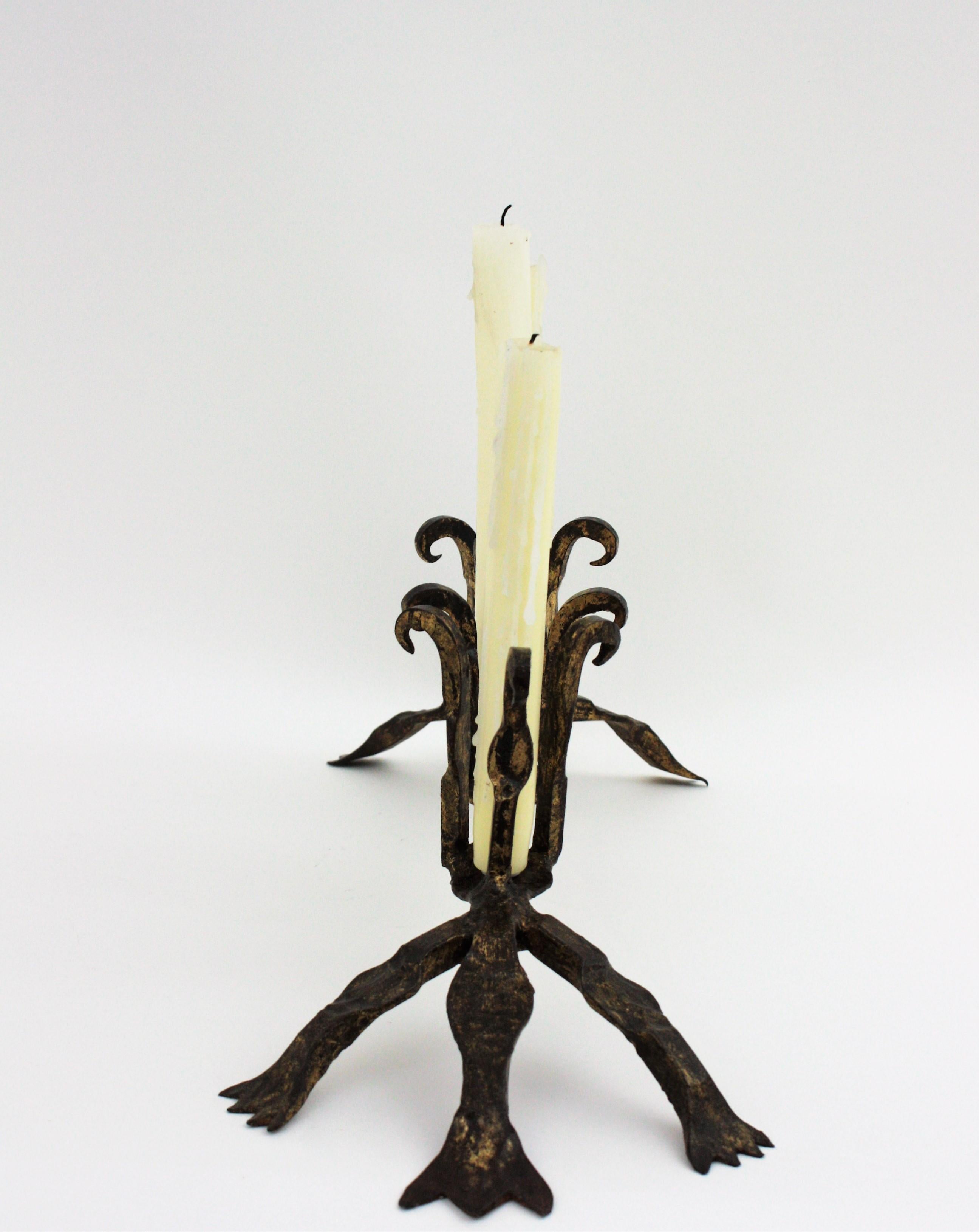 Spanischer mittelalterlicher Eisen-Kerzenhalter aus handgeschmiedetem, vergoldetem Eisen im Angebot 1