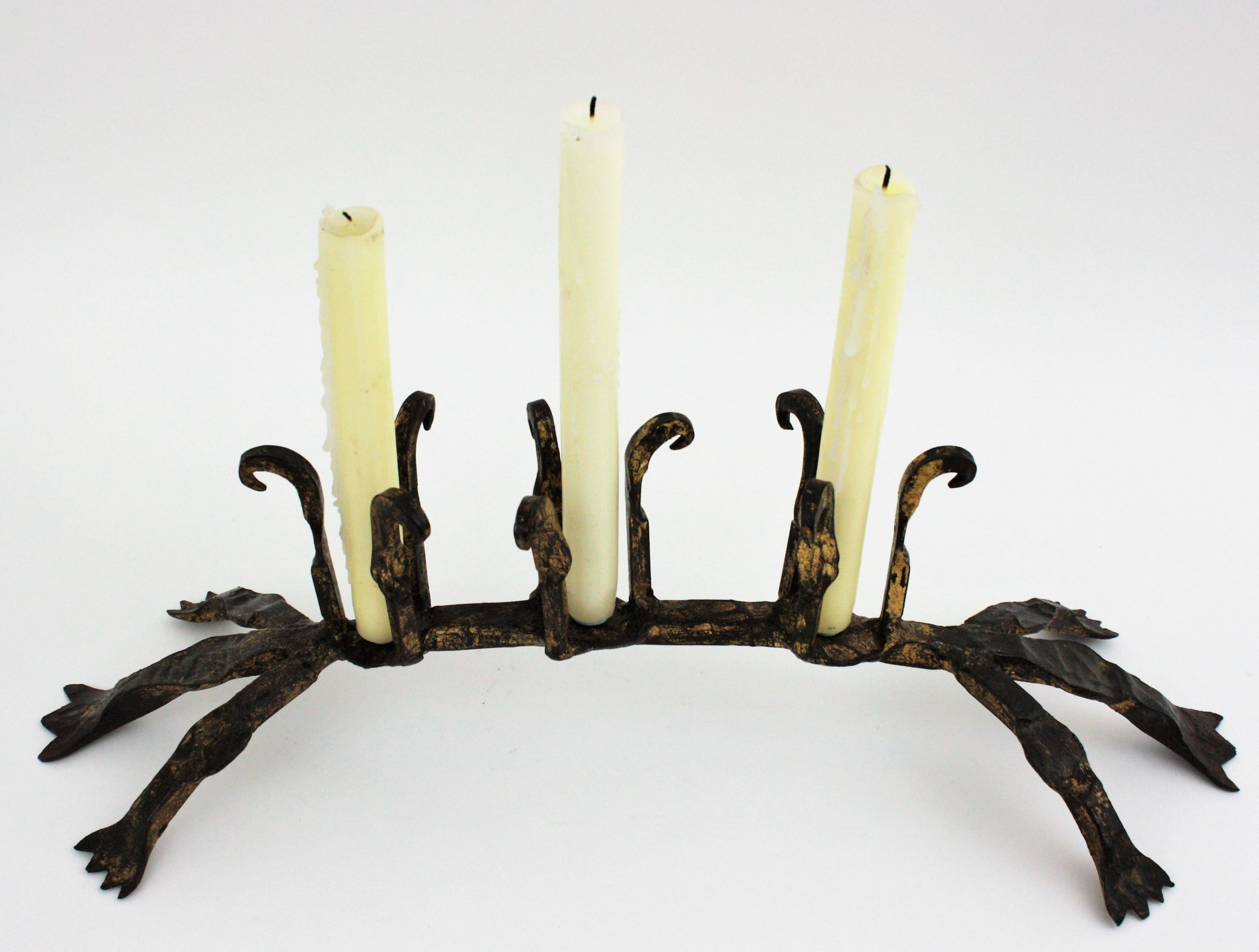 Spanischer mittelalterlicher Eisen-Kerzenhalter aus handgeschmiedetem, vergoldetem Eisen (19. Jahrhundert) im Angebot