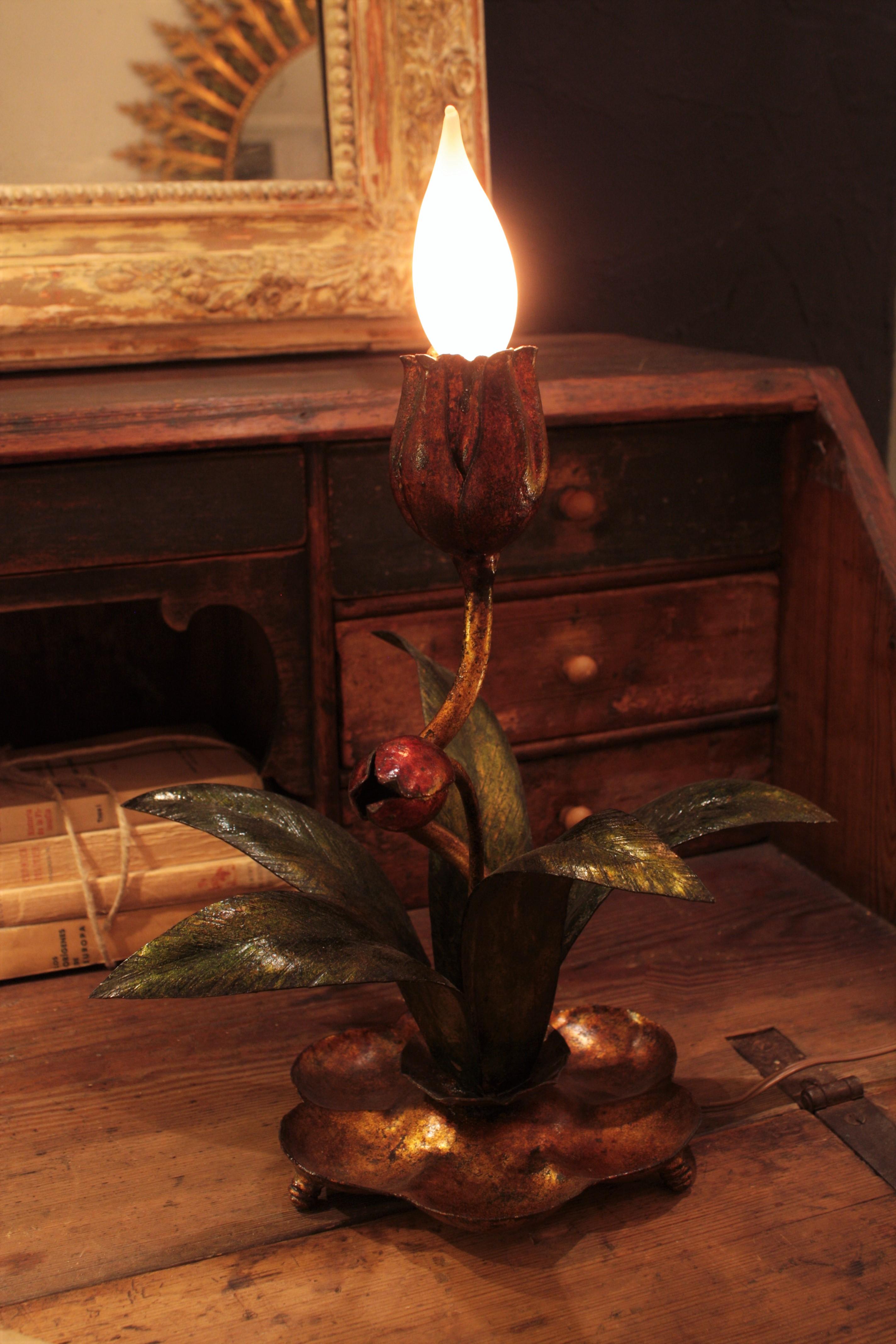 Espagnol Lampe de table Foliage Floral en fer polychrome doré à la feuille en vente