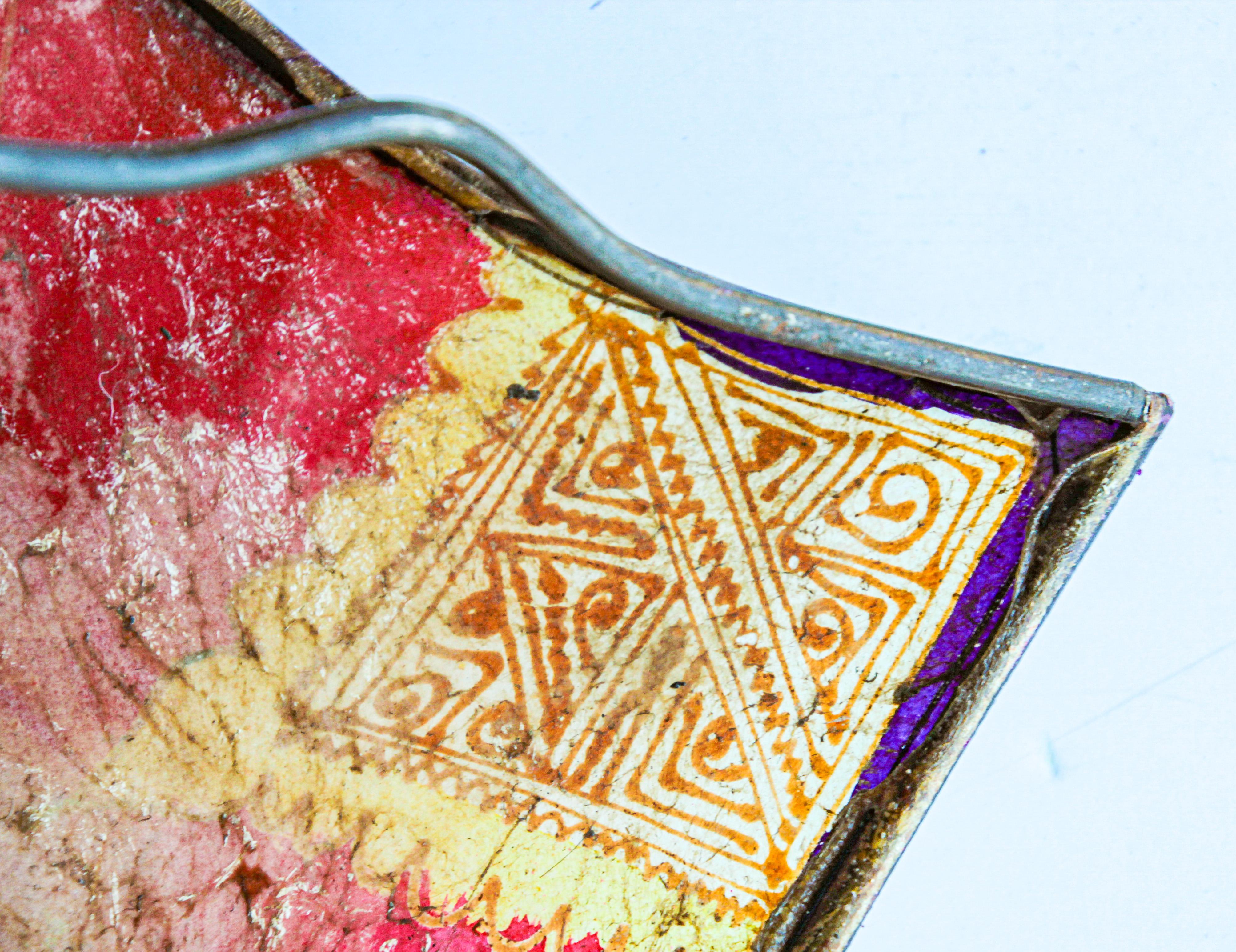 Aplique de pared artesanal de arte africano rojo pergamino en venta 4