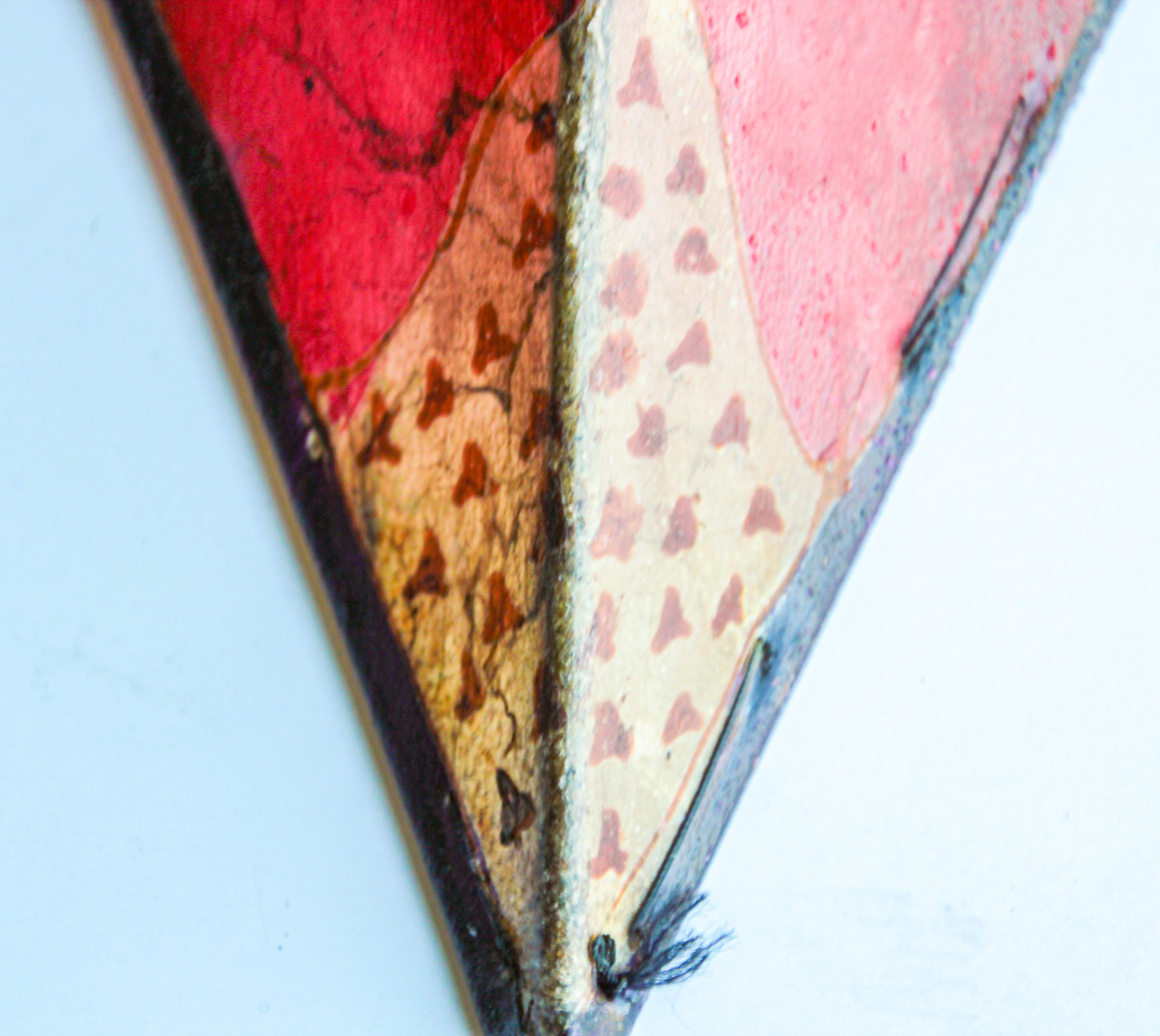 Aplique de pared de arte tribal africano en pergamino con una gran forma triangular de piel cosida sobre hierro y pintada a mano.
Estas piezas de arte pueden utilizarse como pantalla de lámpara de pared.
El armazón de hierro recubierto de