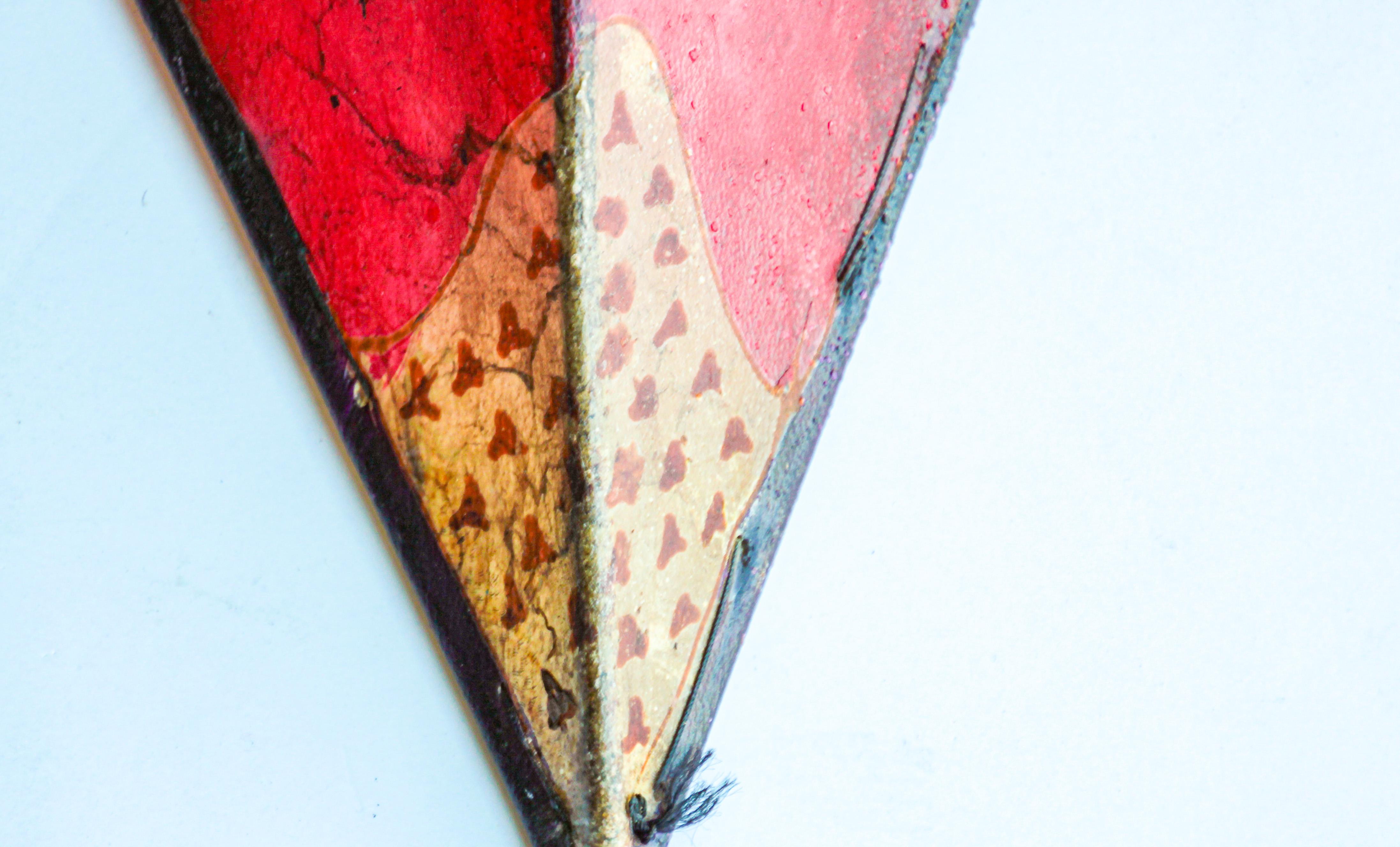 Aplique de pared artesanal de arte africano rojo pergamino Hecho a mano en venta
