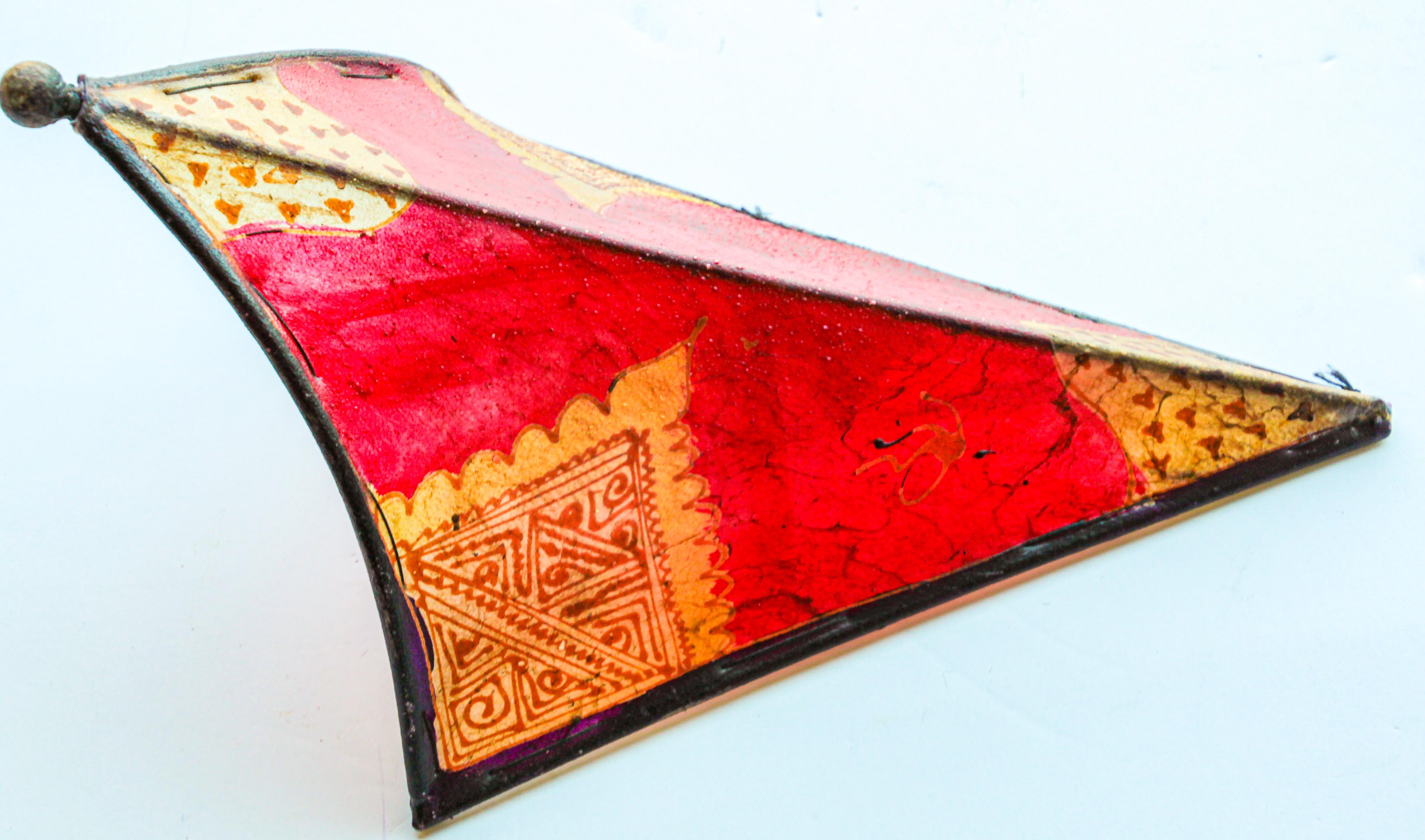 Aplique de pared artesanal de arte africano rojo pergamino en Bueno estado para la venta en North Hollywood, CA