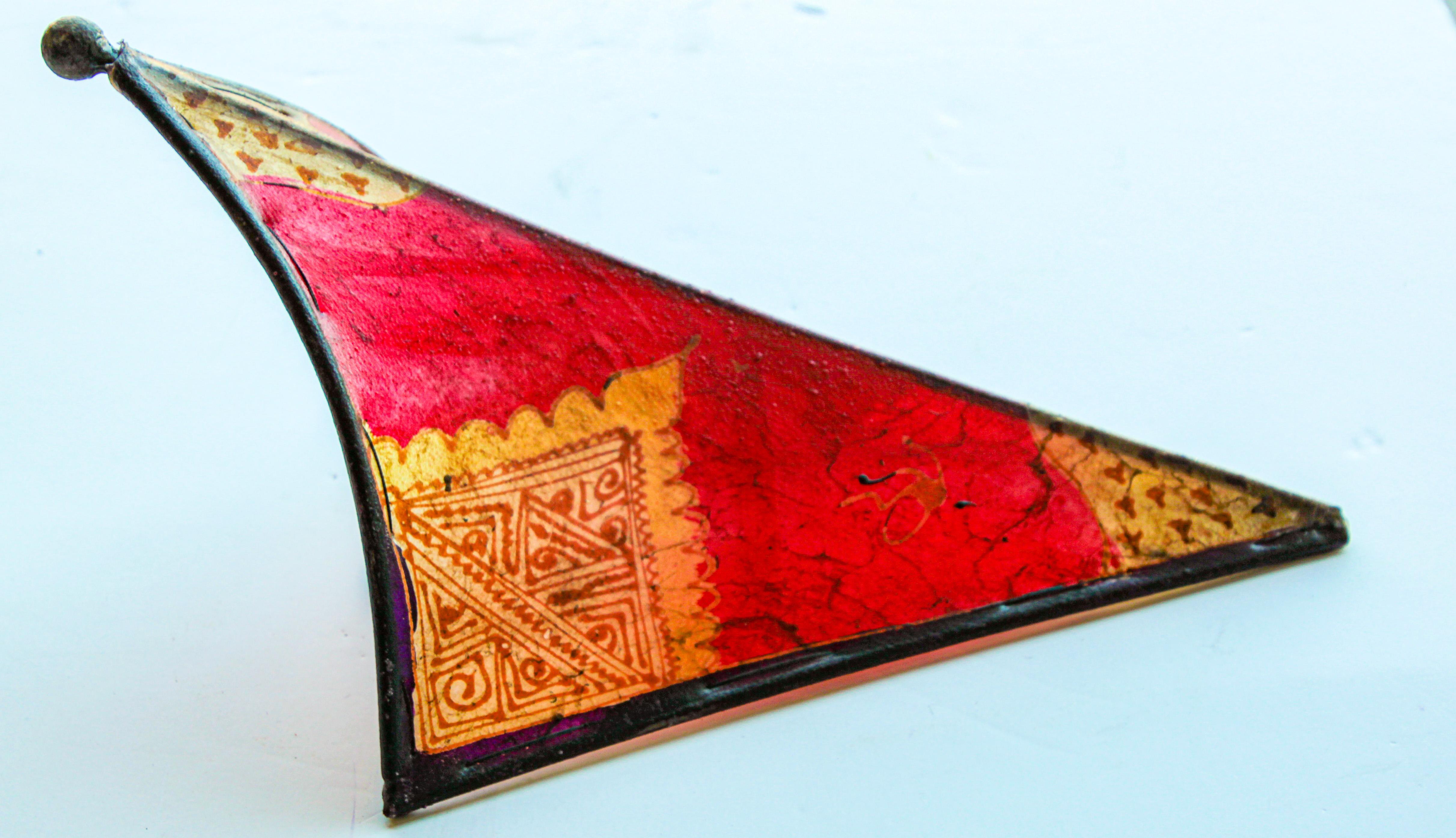 Afrikanische rote Kunst-Wandleuchter aus handgefertigtem Pergament (20. Jahrhundert) im Angebot