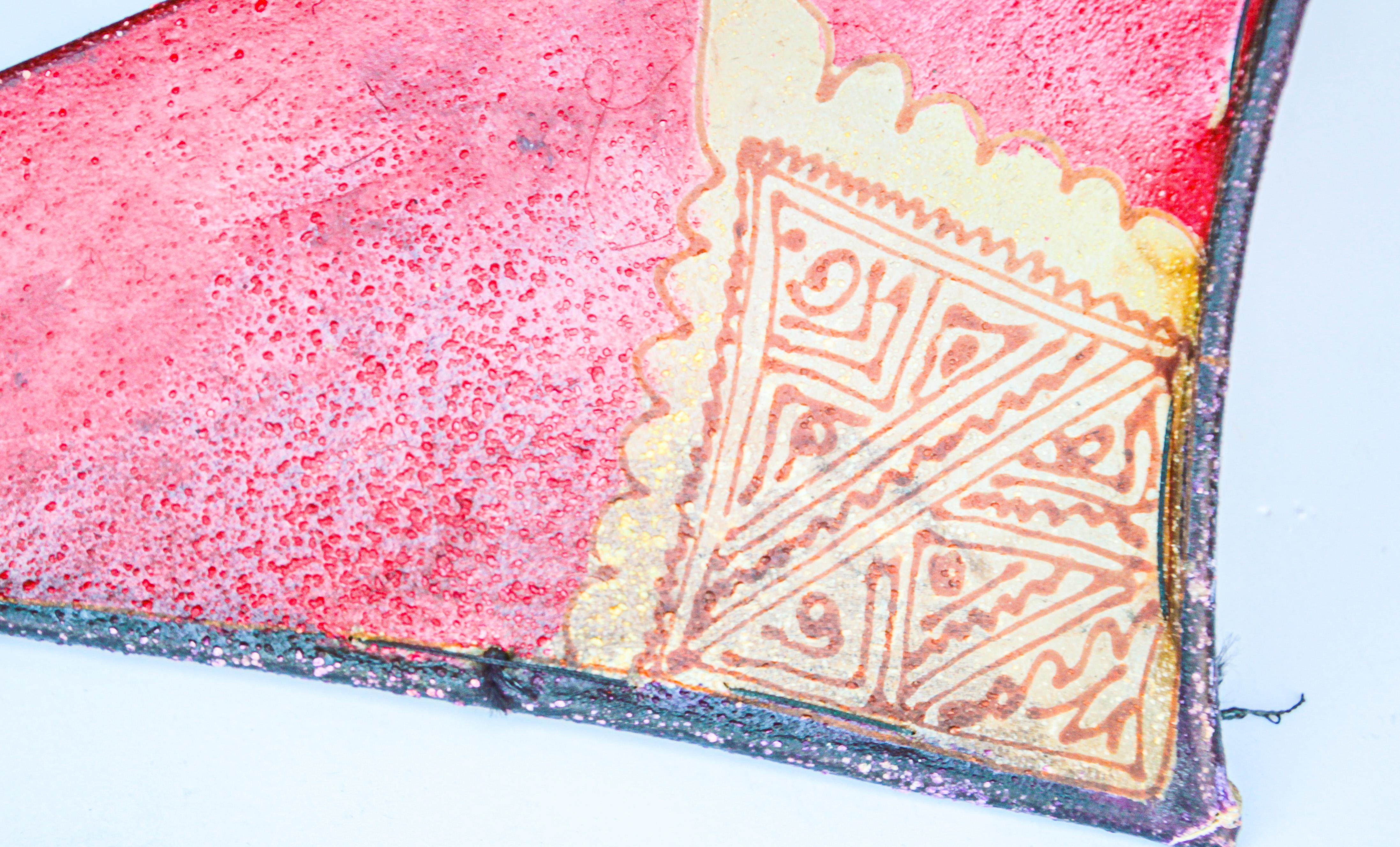 Aplique de pared artesanal de arte africano rojo pergamino Cuero en venta