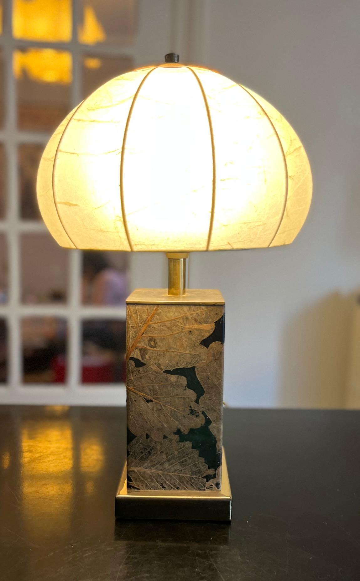 Néo-classique Lampe de bureau en parchemin et laiton des années 1970 en vente