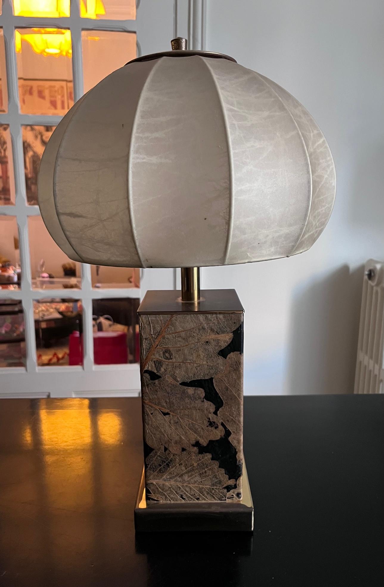 20ième siècle Lampe de bureau en parchemin et laiton des années 1970 en vente