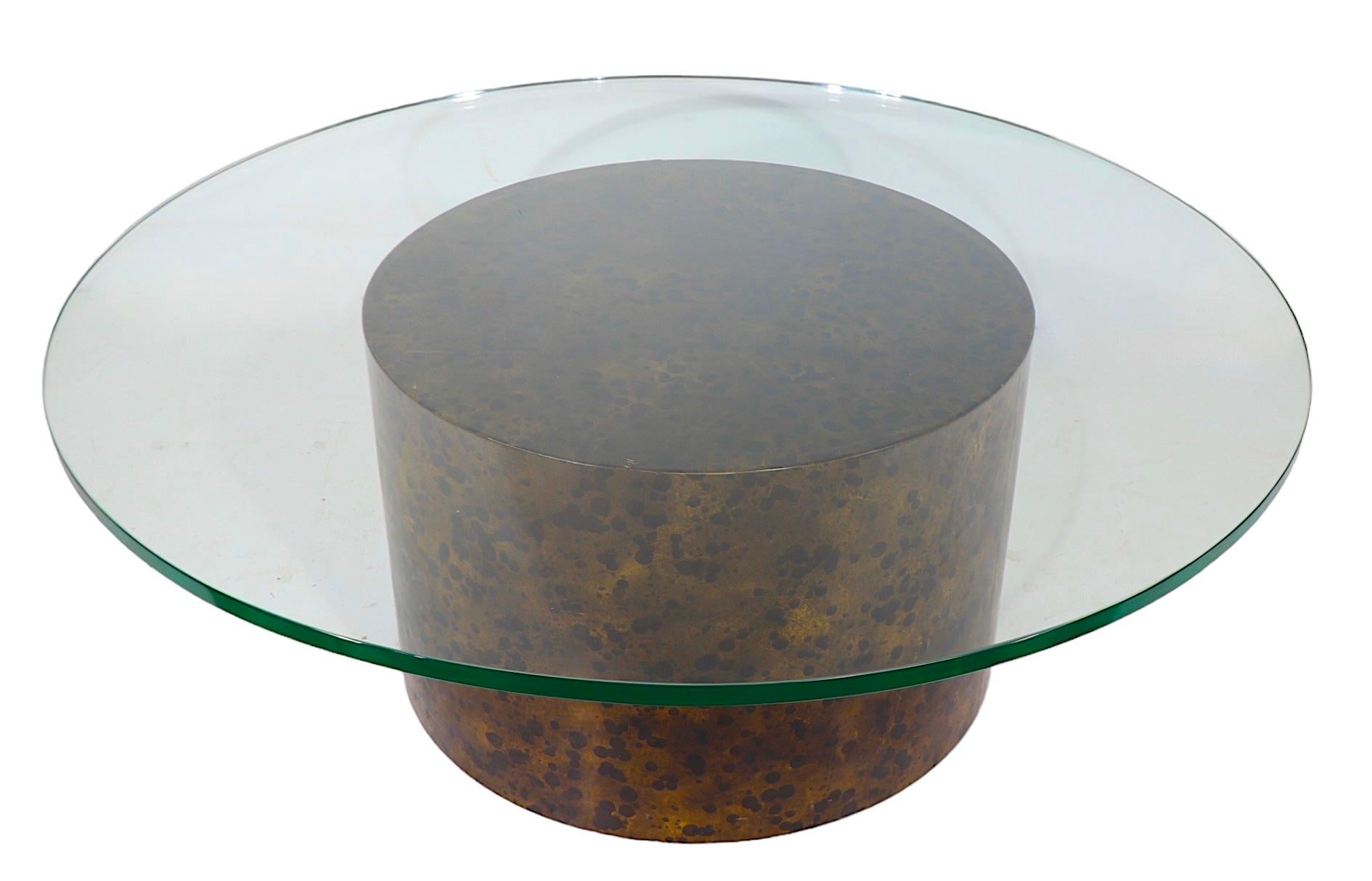 Brutalisme Table basse en parchemin et verre dans le style d'Aldo Tura, années 1970 en vente
