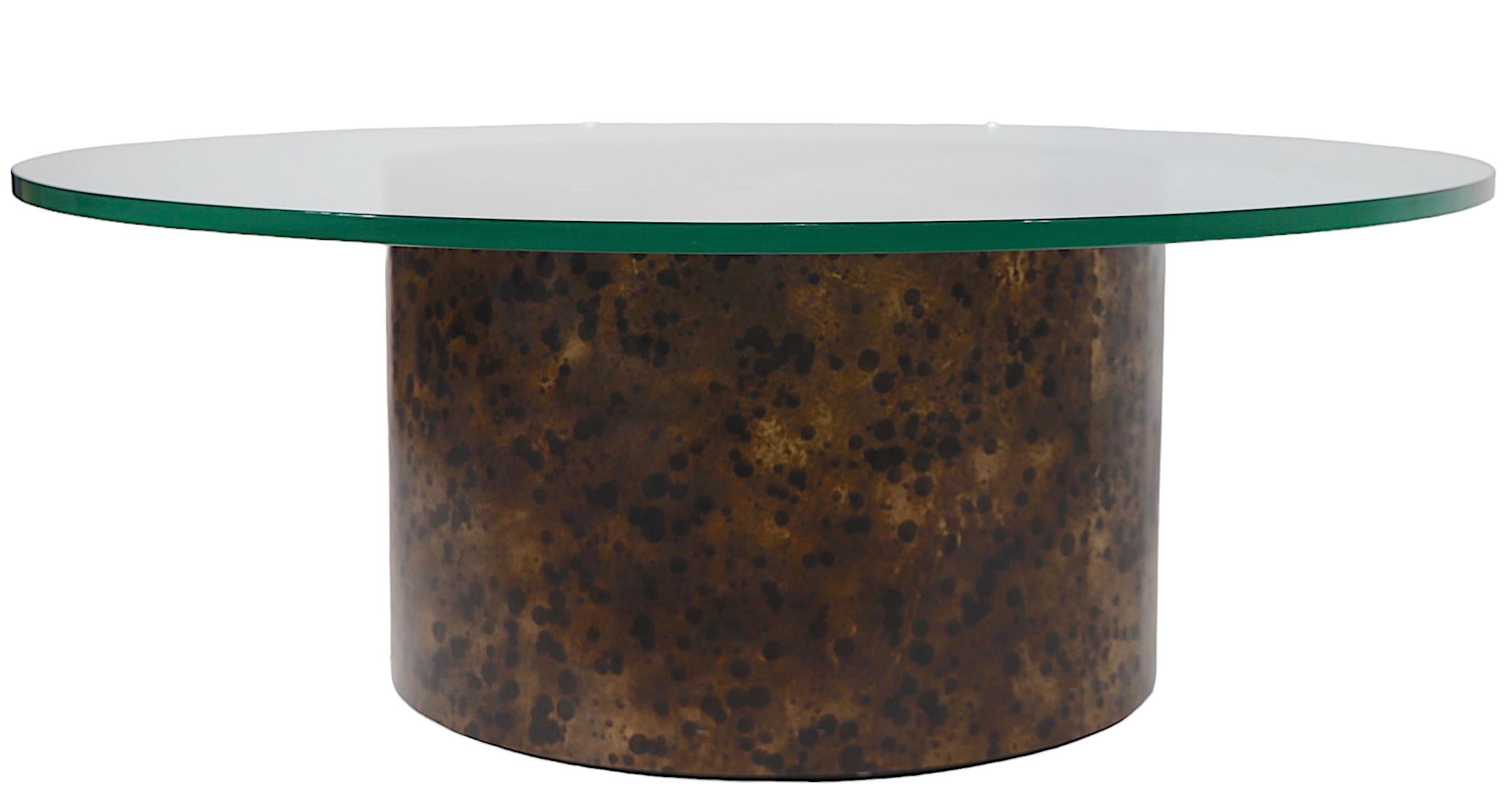 Table basse en parchemin et verre dans le style d'Aldo Tura, années 1970 Bon état - En vente à New York, NY